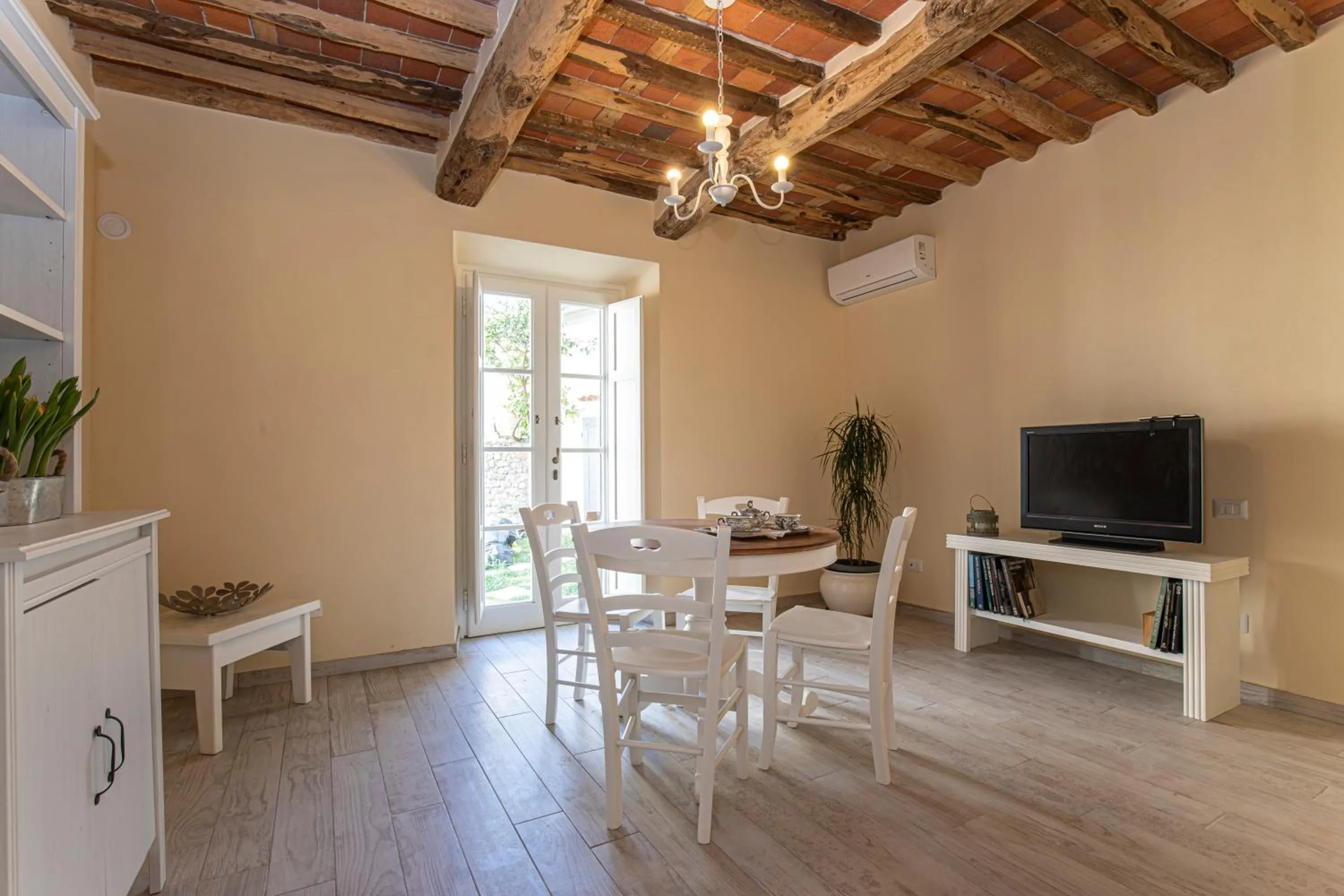 Seating area in Garden Relays Villa Rosy