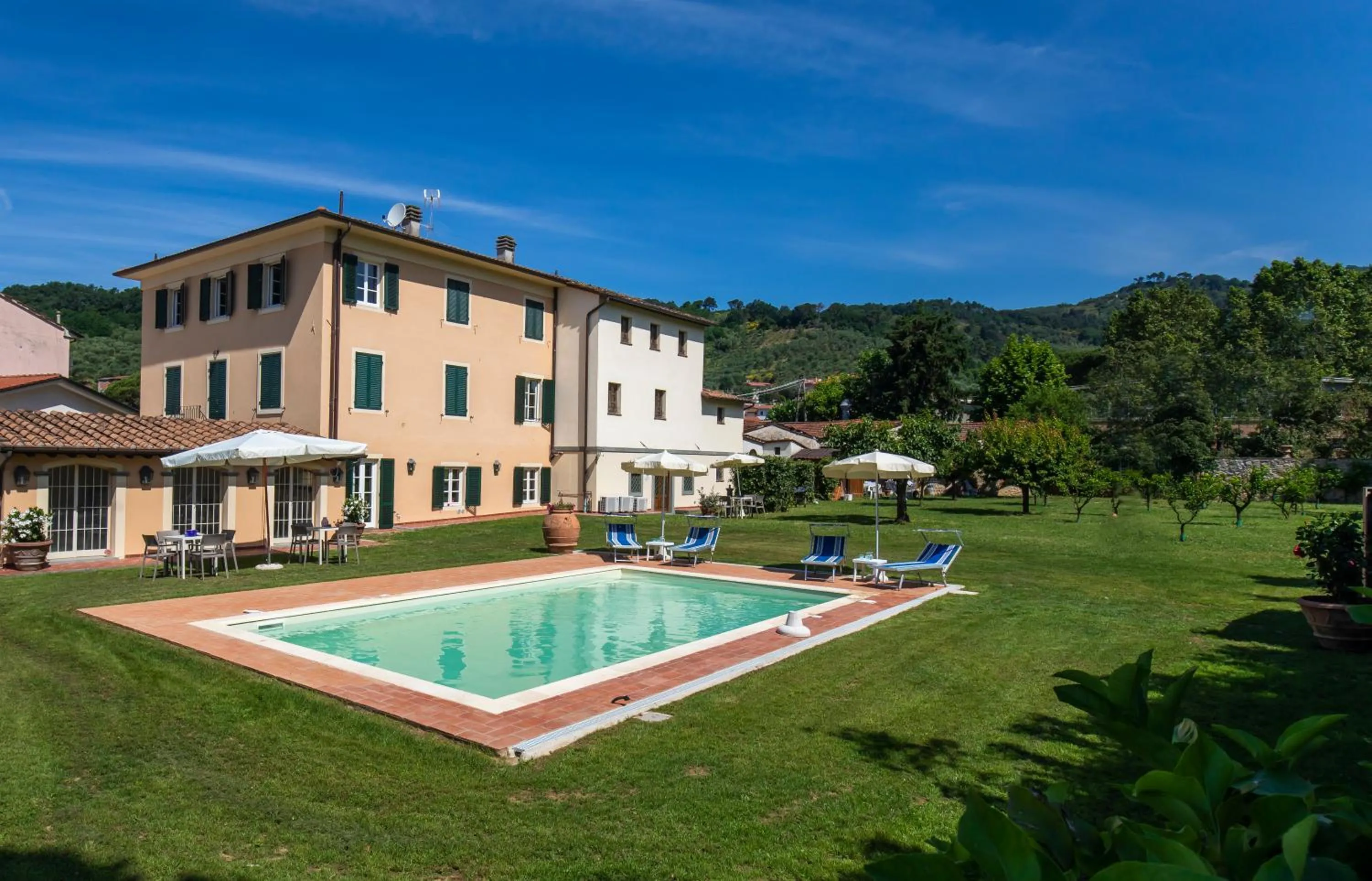 Swimming pool in Garden Relays Villa Rosy