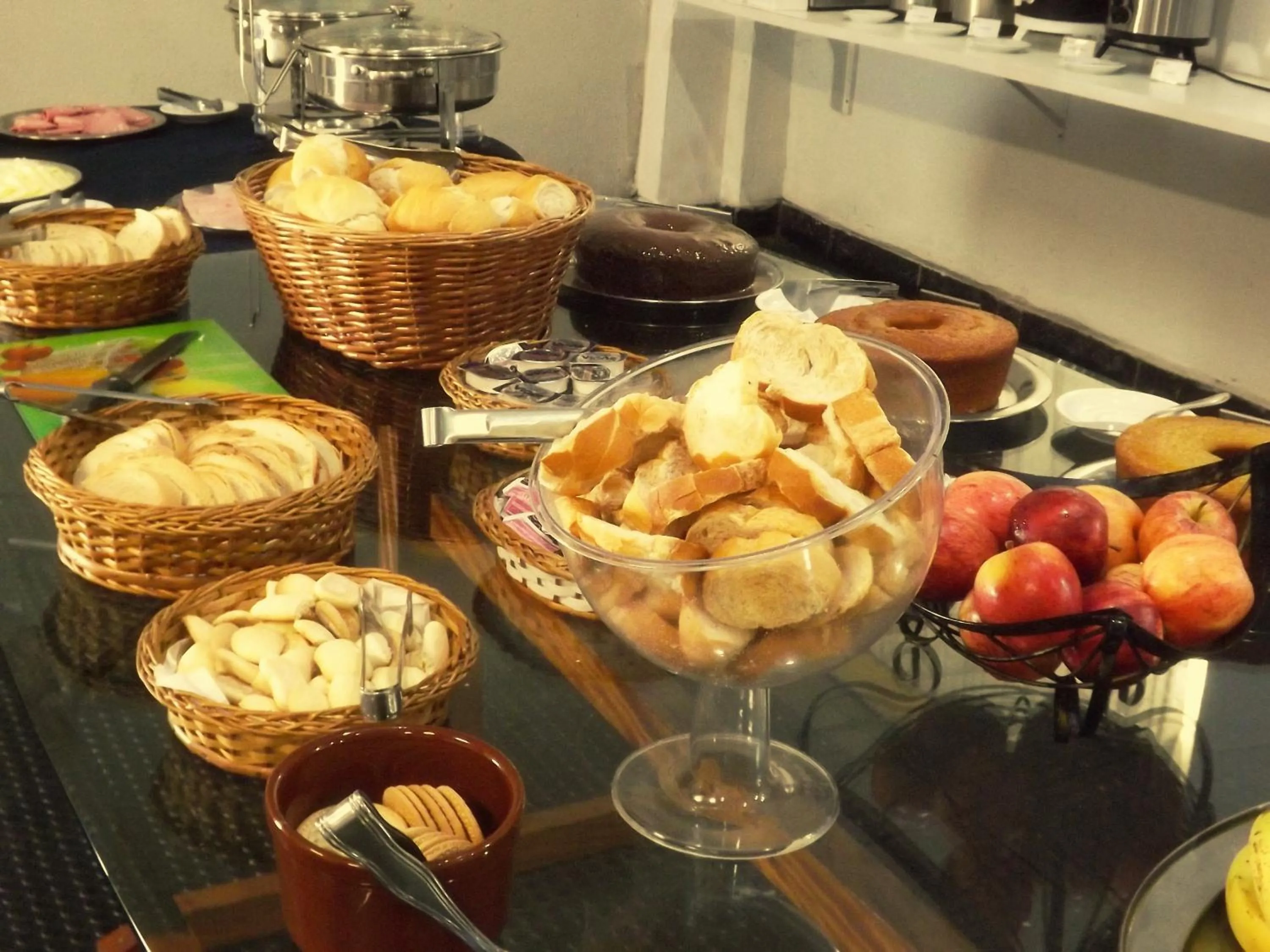 Continental breakfast in Londres Royal Hotel