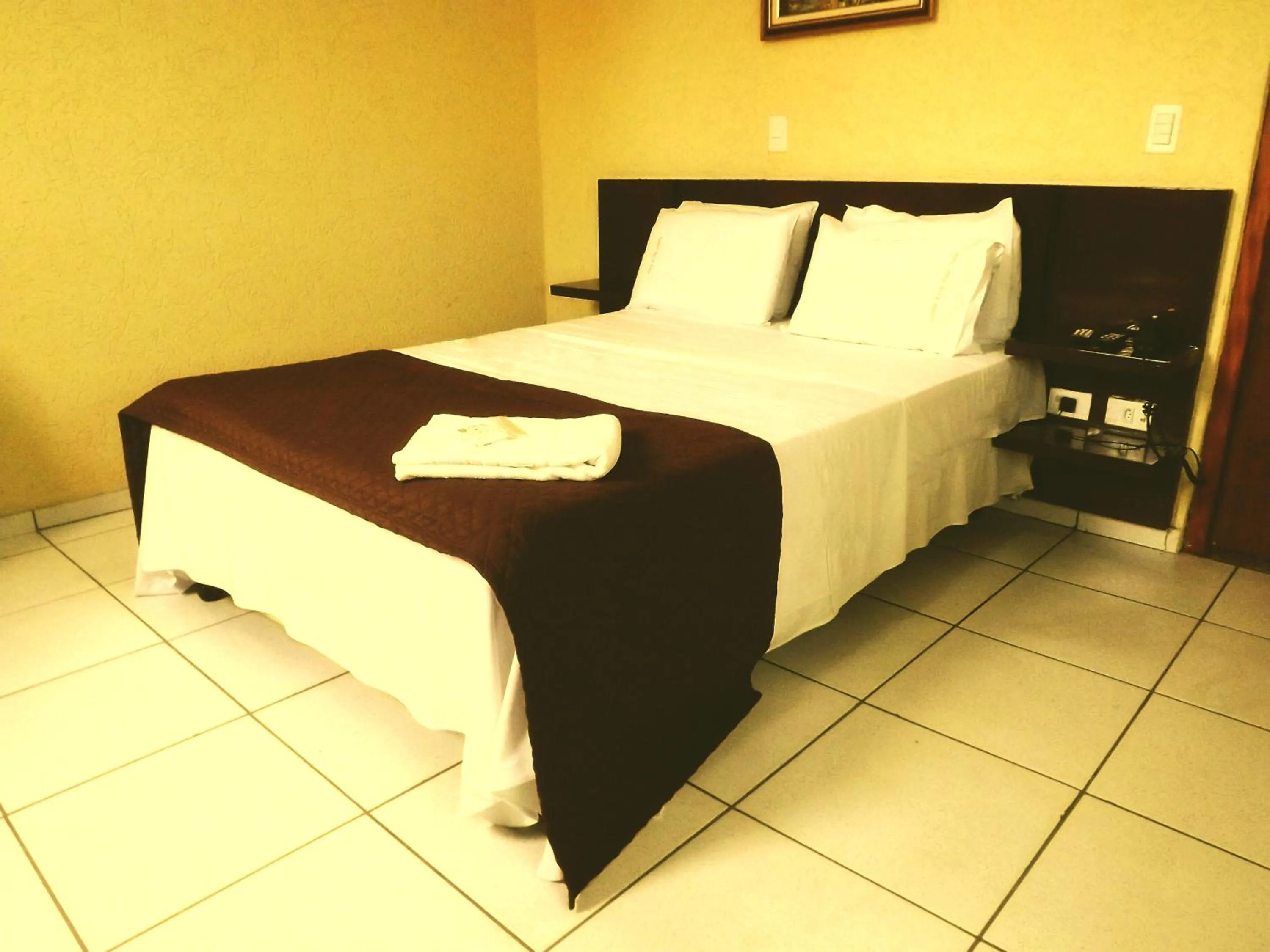 Bathroom, Bed in Londres Royal Hotel