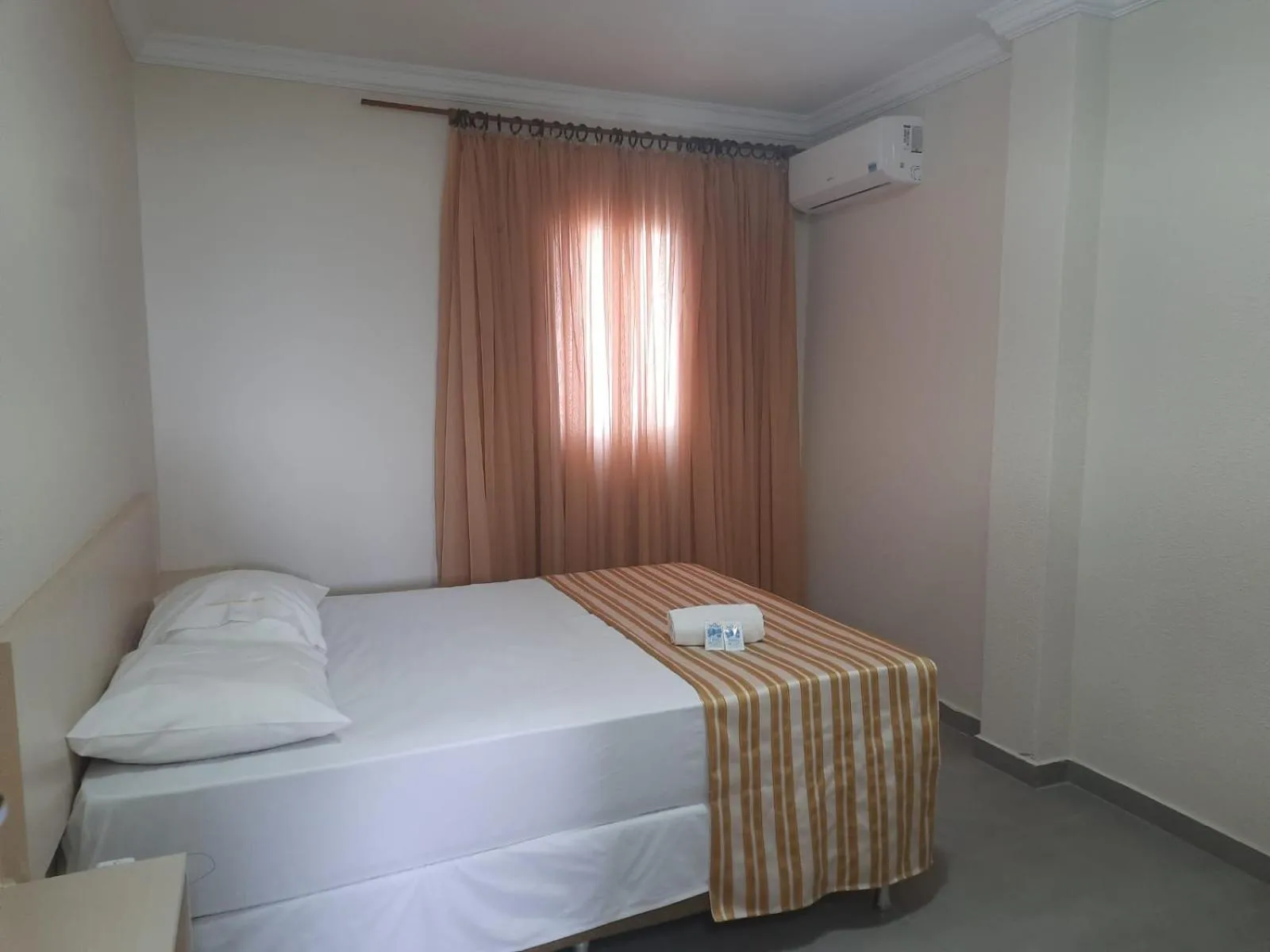 Bed in Londres Royal Hotel