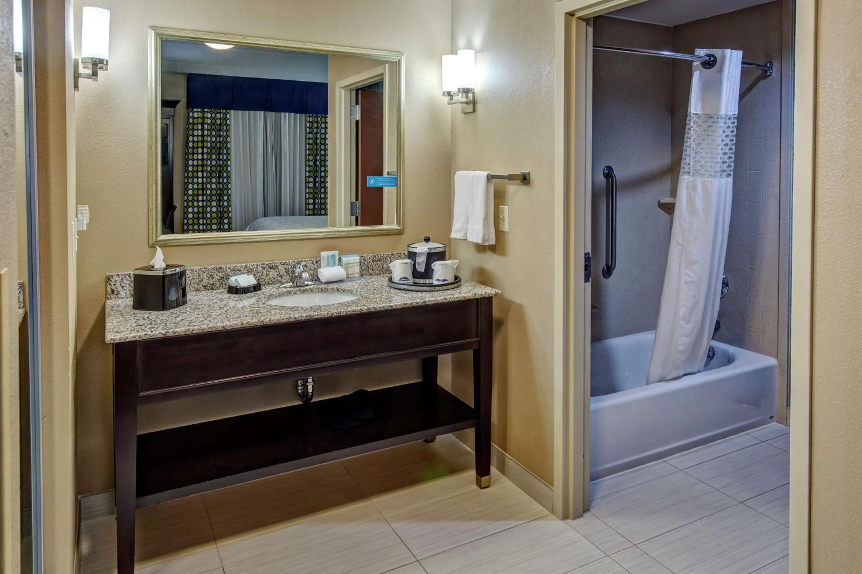 Bathroom, Bed in Hampton Inn & Suites Clarksville
