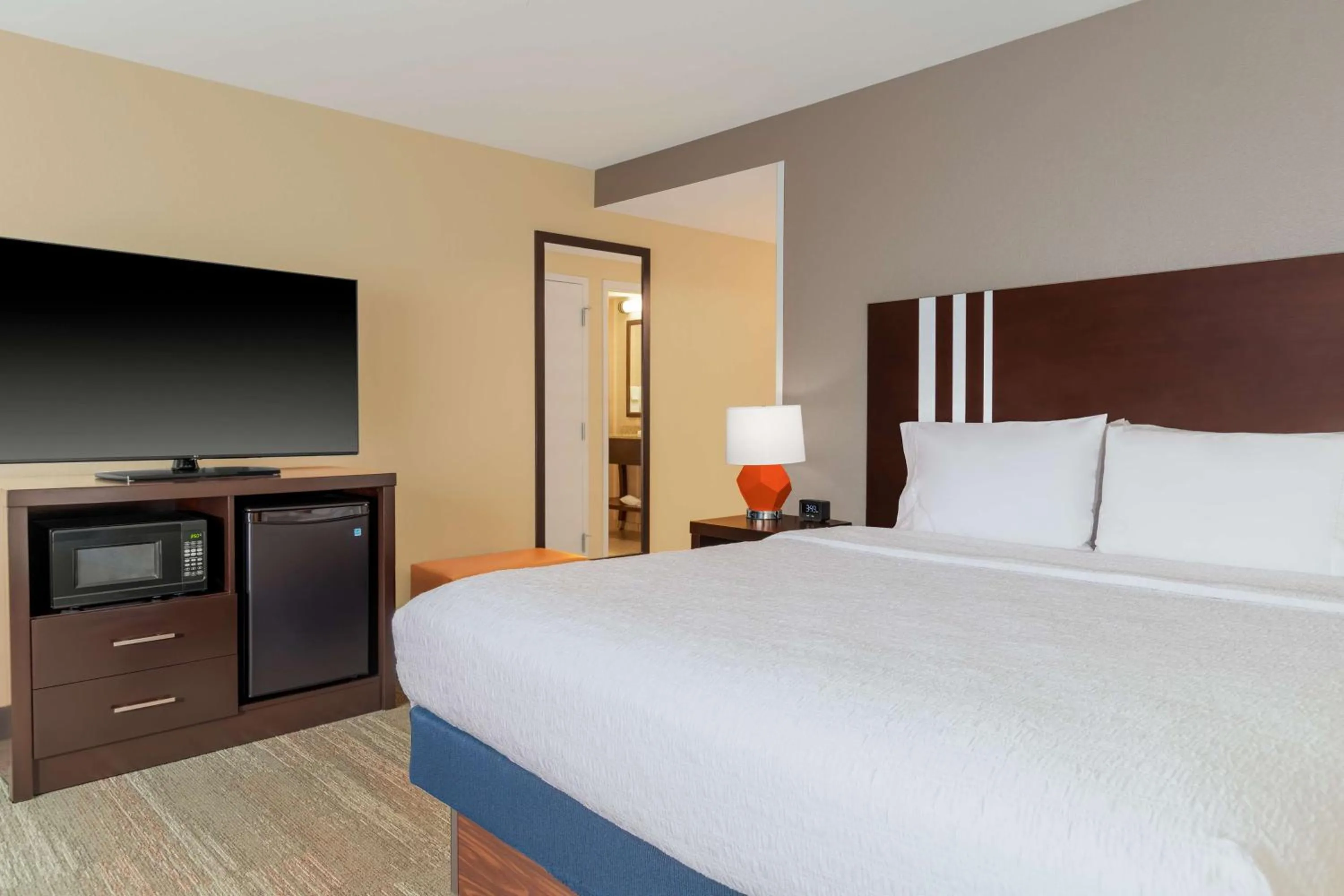 Bed in Hampton Inn & Suites Madison Downtown