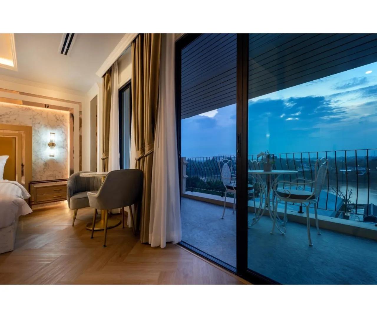 Seating area, Bed in Nine River Hotel