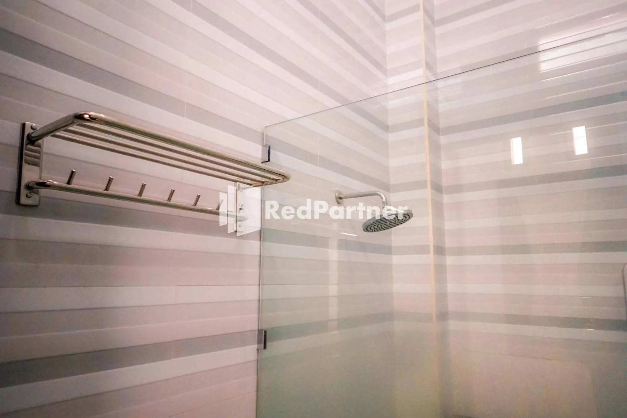 Bathroom in RedDoorz at Daffi Araya