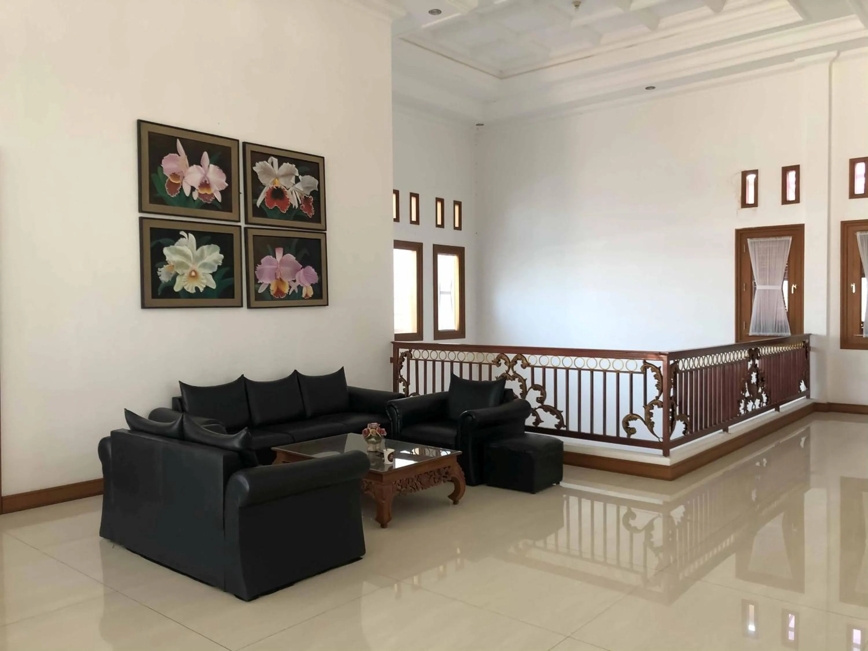 Seating area in RedDoorz at Daffi Araya