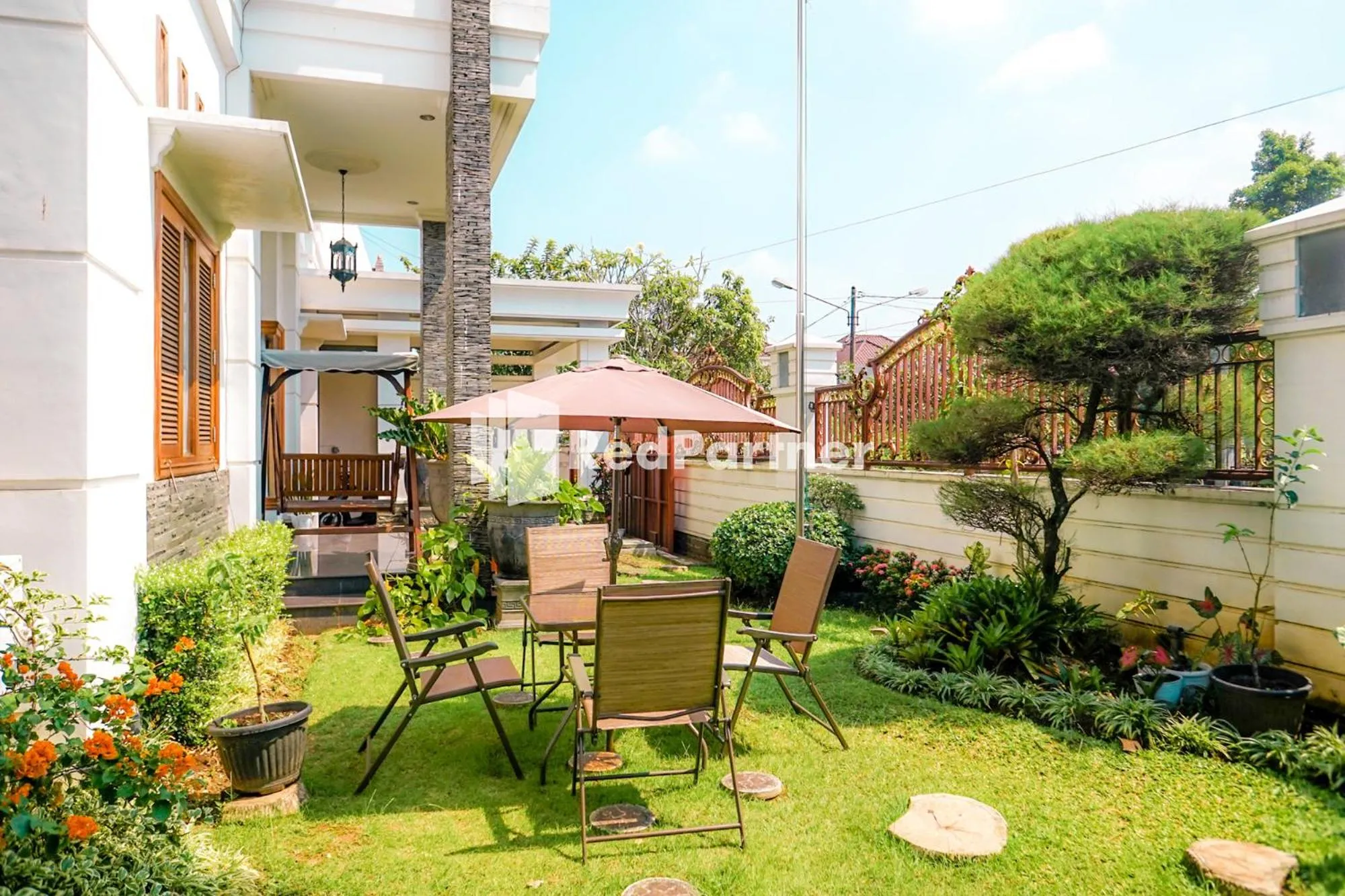 Garden view in RedDoorz at Daffi Araya