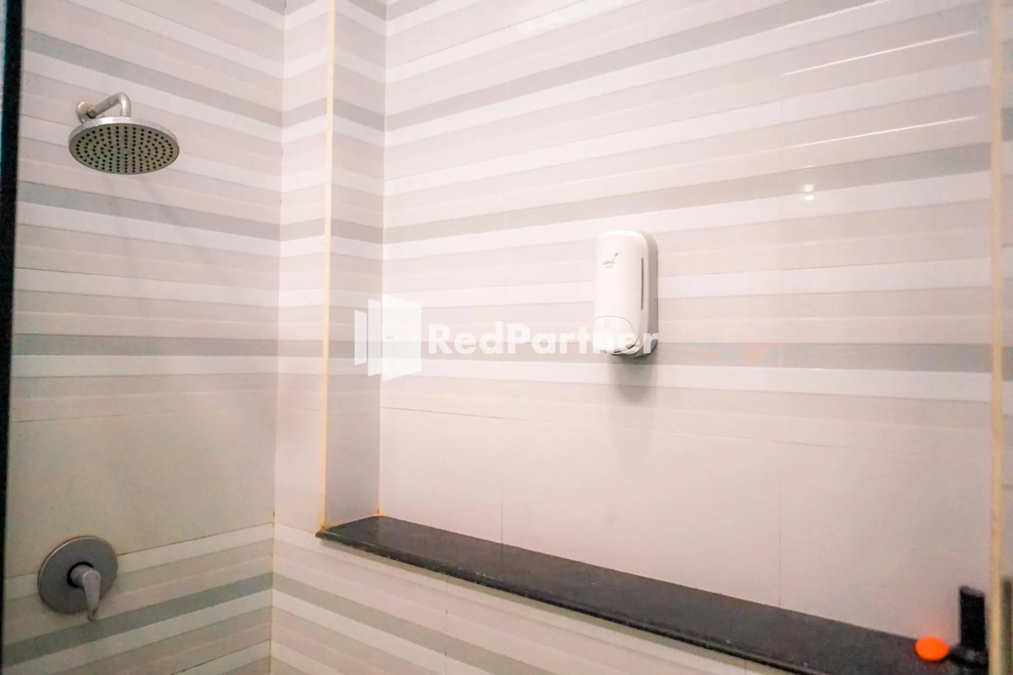 Bathroom in RedDoorz at Daffi Araya