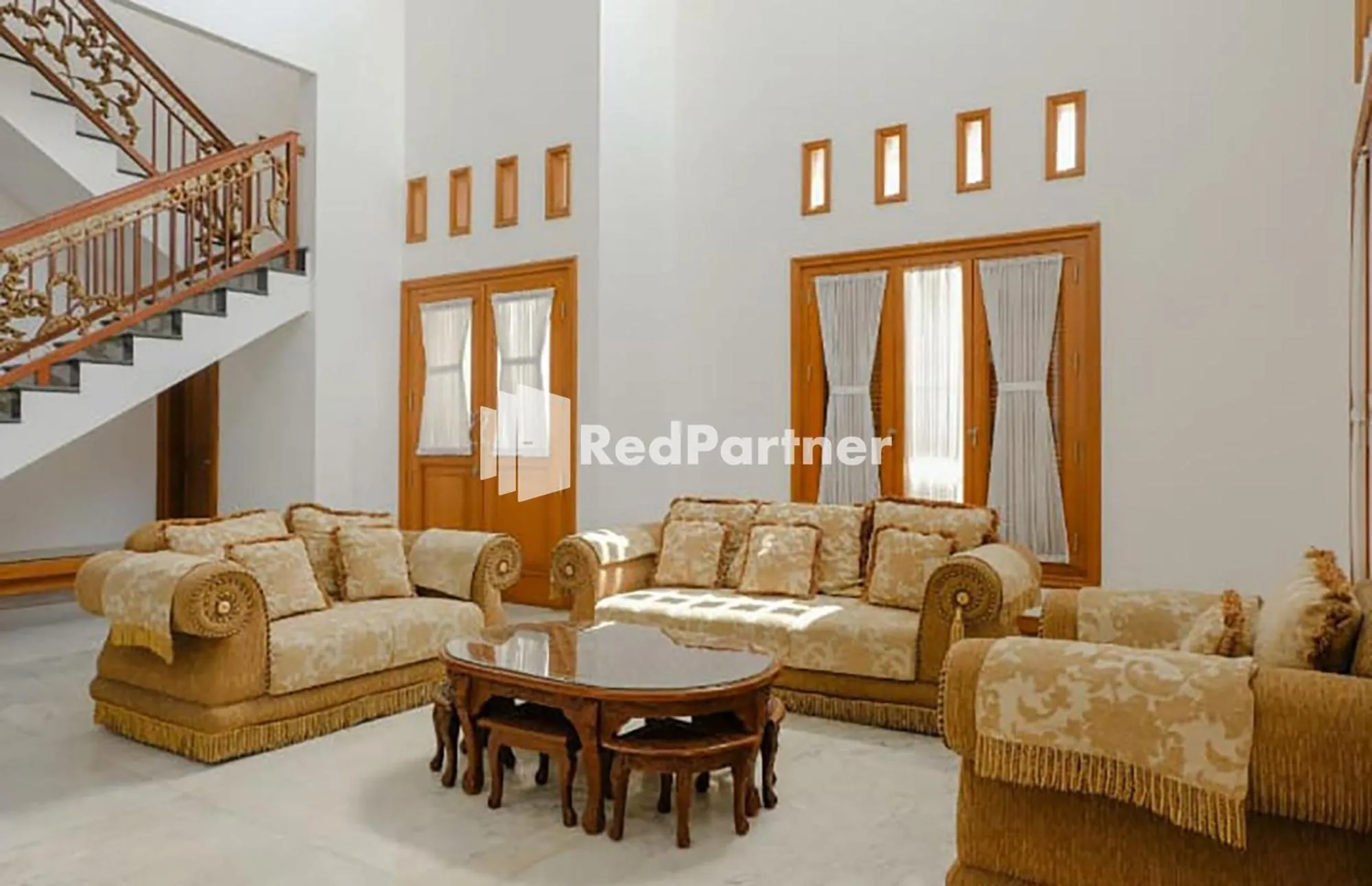Seating area in RedDoorz at Daffi Araya