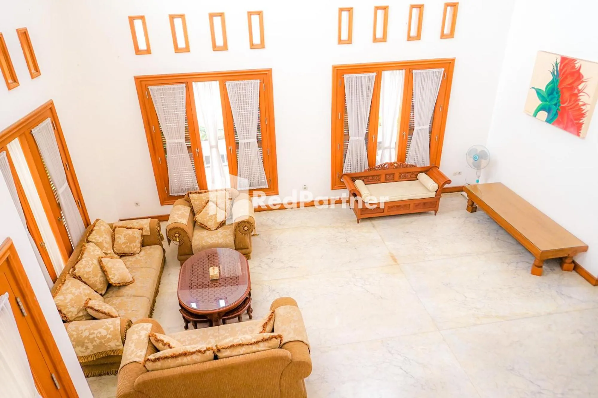 Seating area in RedDoorz at Daffi Araya