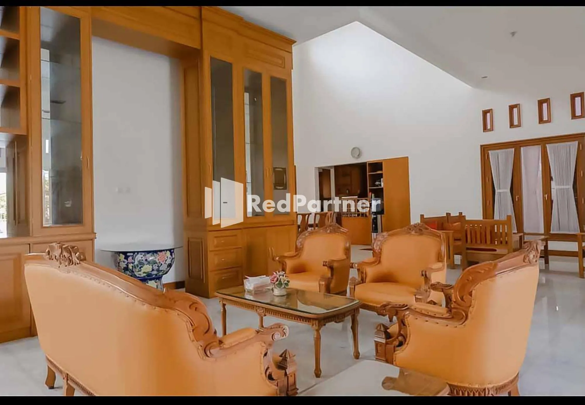 Living room in RedDoorz at Daffi Araya