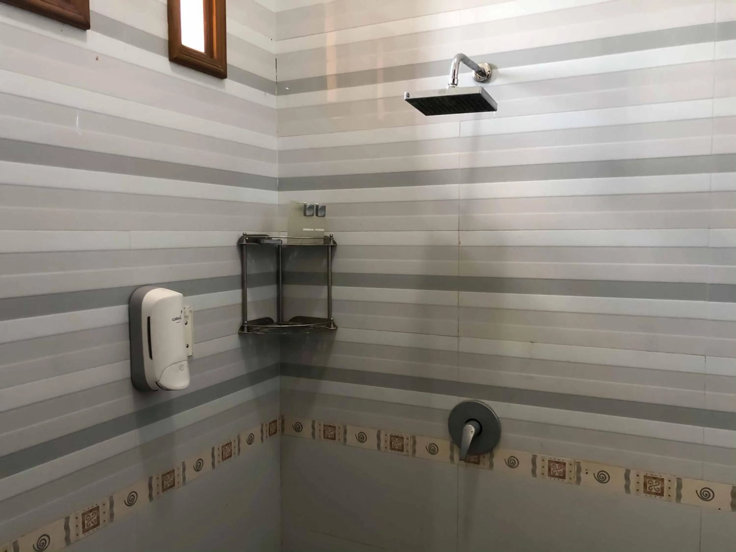 Bathroom in RedDoorz at Daffi Araya