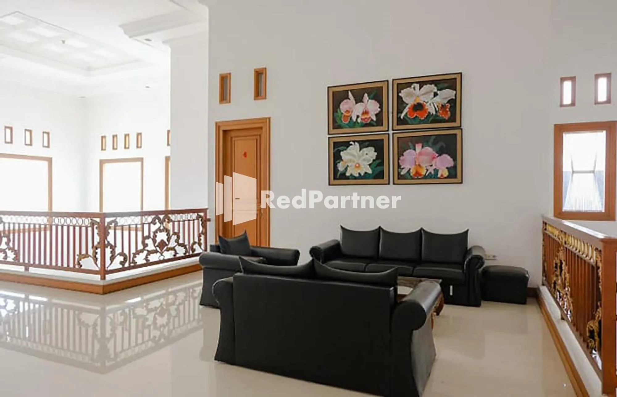 Seating area in RedDoorz at Daffi Araya