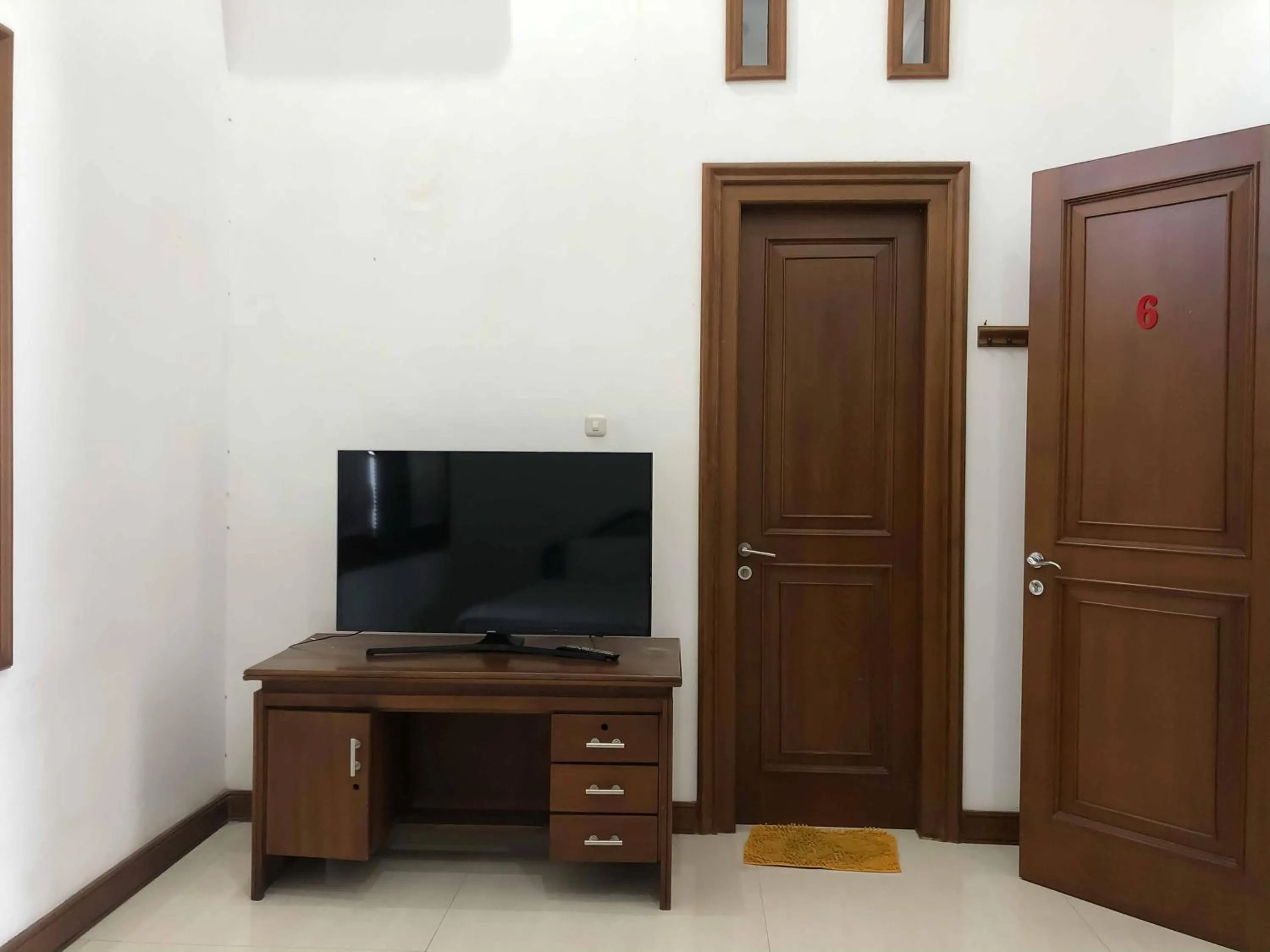 TV and multimedia in RedDoorz at Daffi Araya