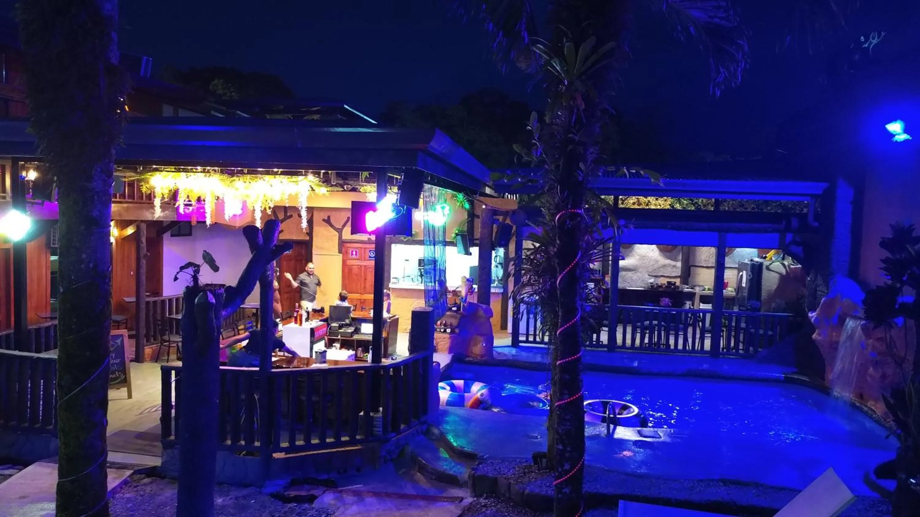 Communal kitchen in Poshtel Arenal