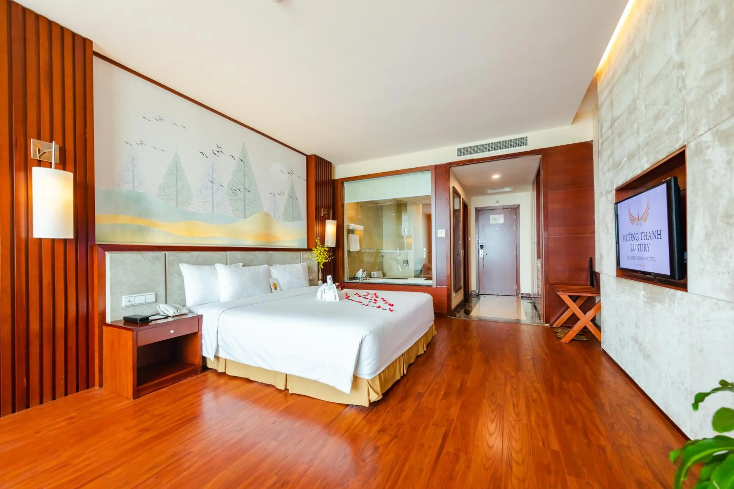 Photo of the whole room, Bed in Muong Thanh Luxury Quang Ninh Hotel