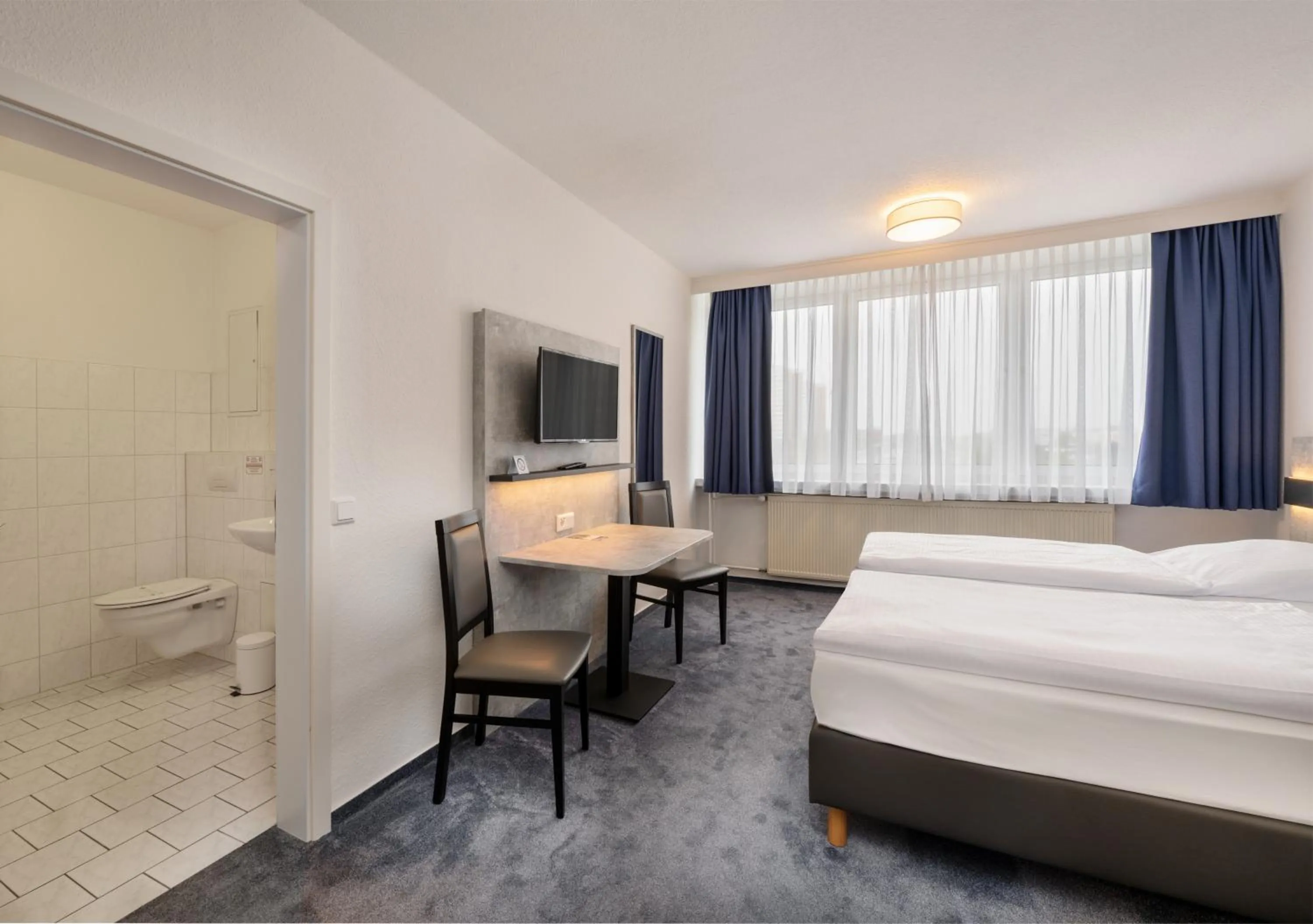 Photo of the whole room, Bed in Hotel & Gästehaus Rostock Lütten Klein