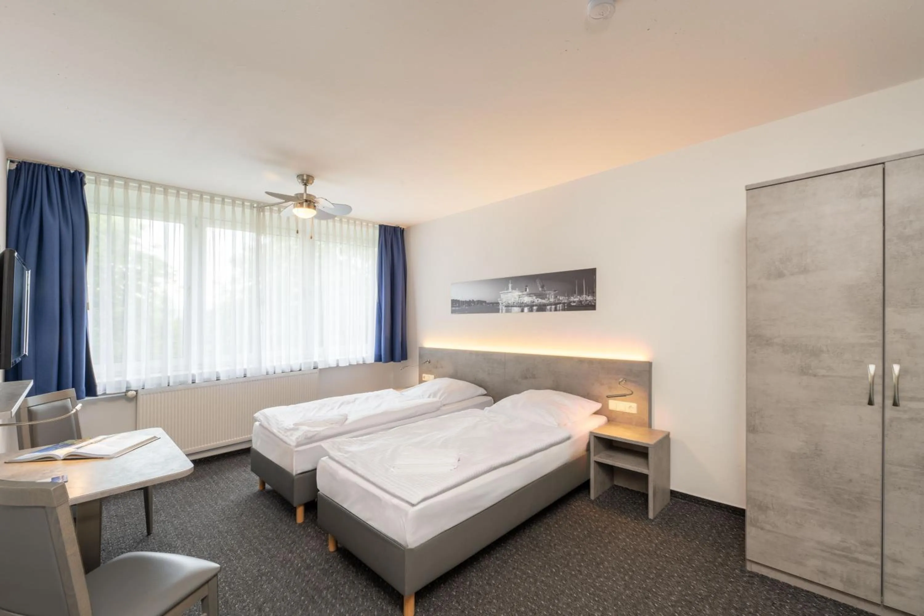 Photo of the whole room, Bed in Hotel & Gästehaus Rostock Lütten Klein