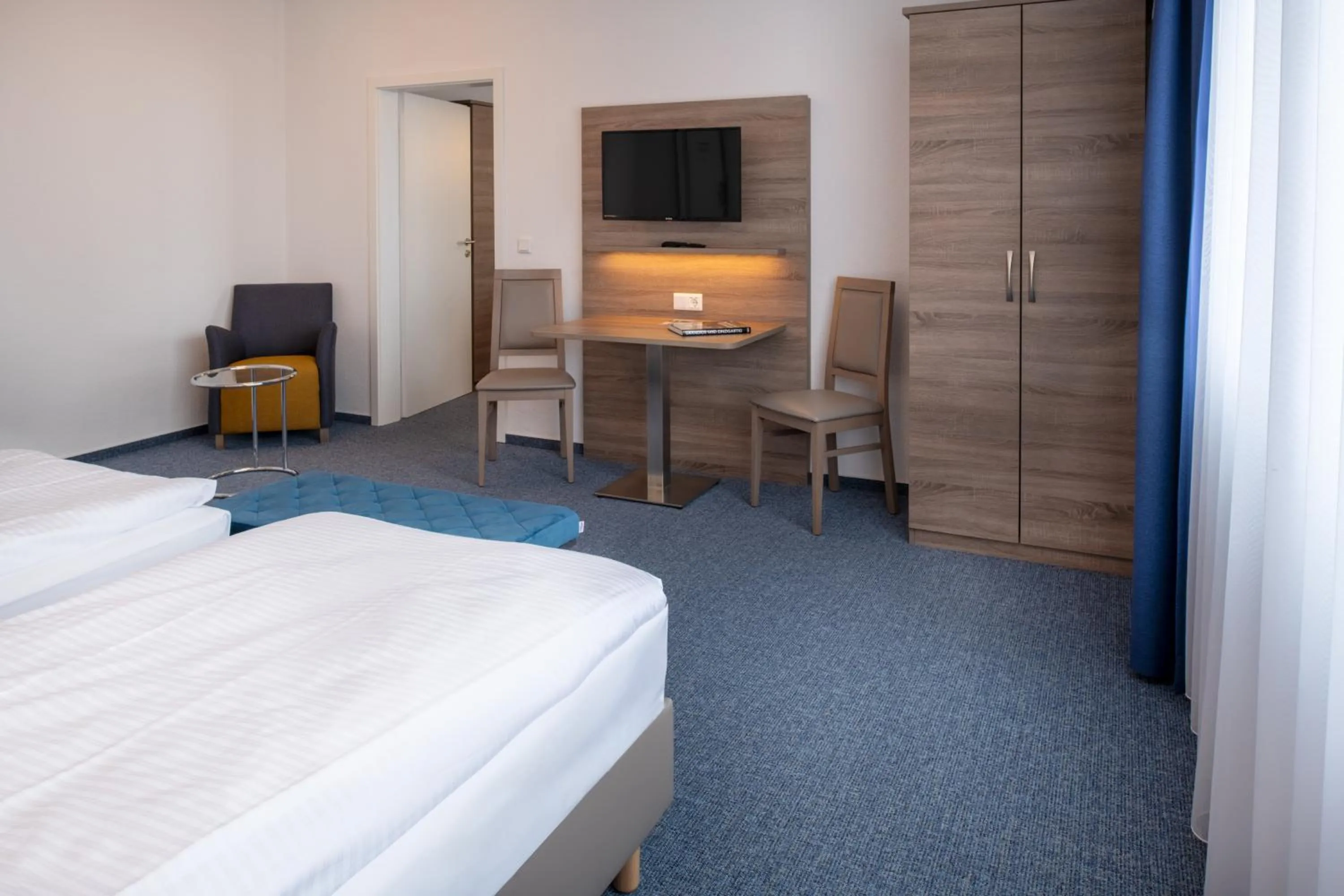 Living room, Bed in Hotel & Gästehaus Rostock Lütten Klein