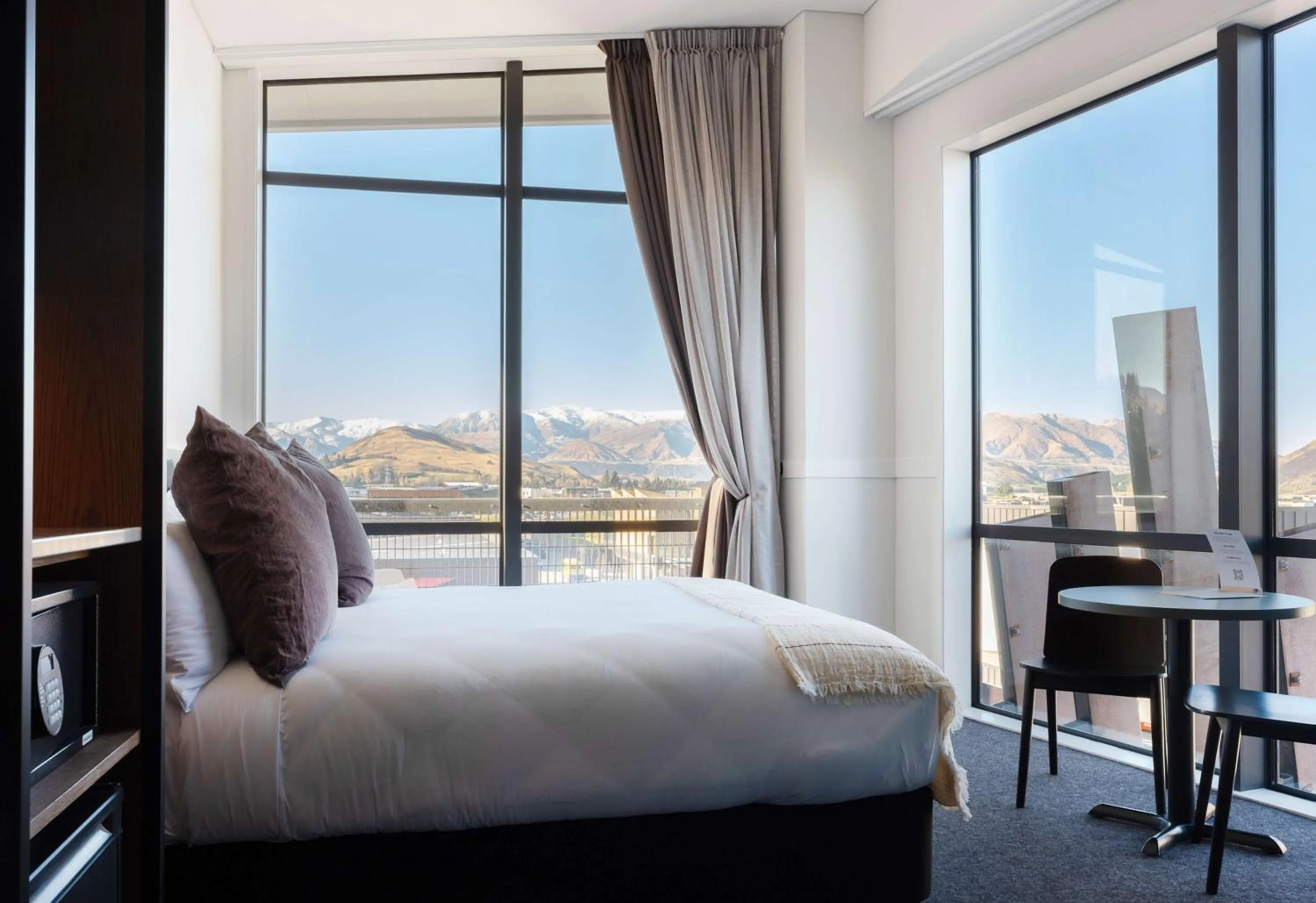 Bedroom, Bed in Sudima Queenstown Five Mile
