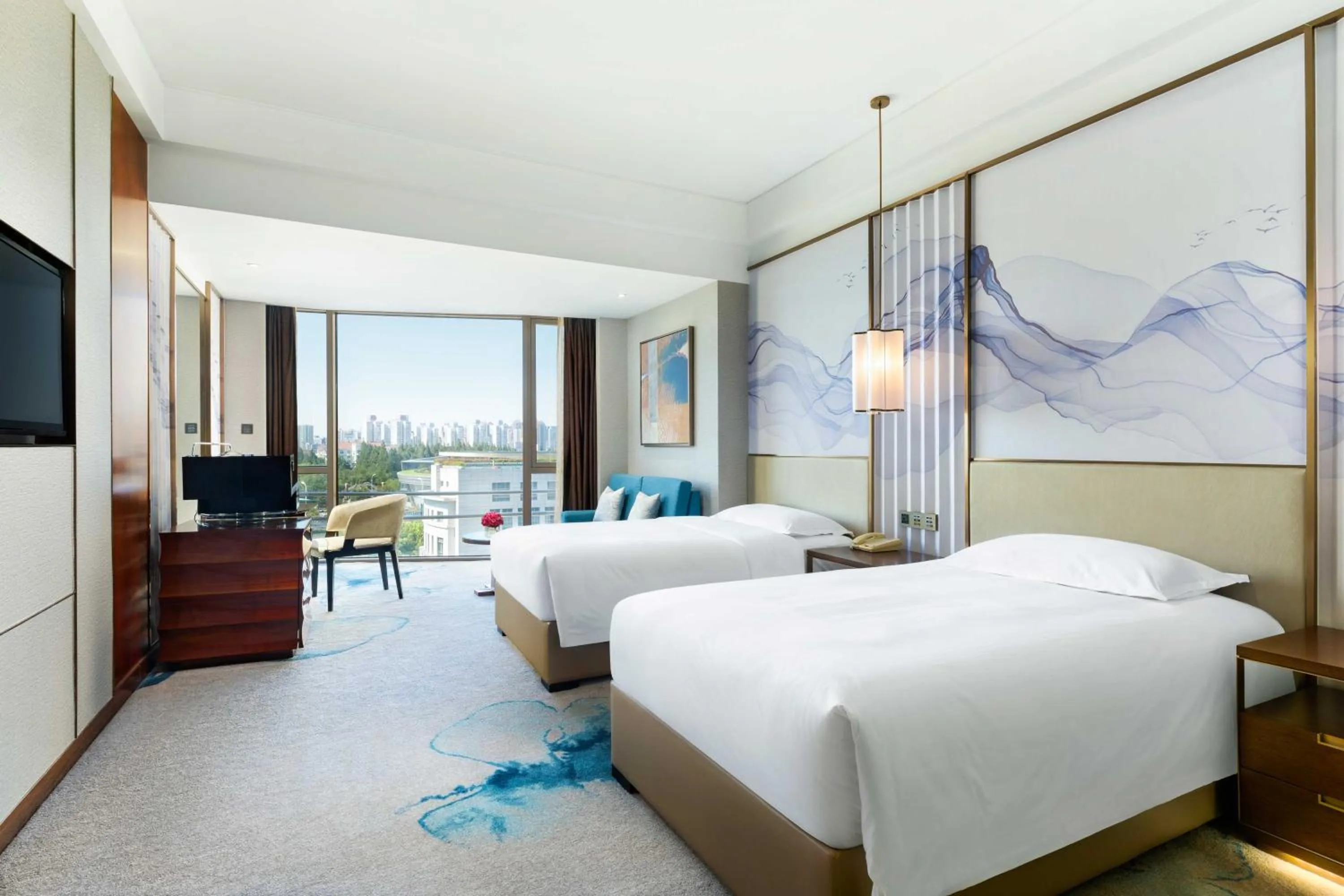 Photo of the whole room, Bed in Grand Millennium Shanghai HongQiao