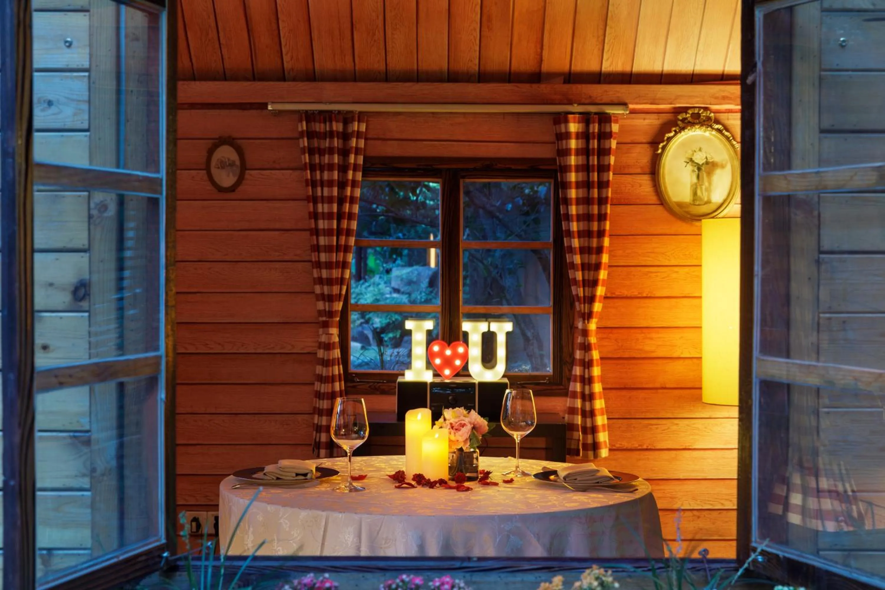 Restaurant/places to eat in Grand Millennium Shanghai HongQiao