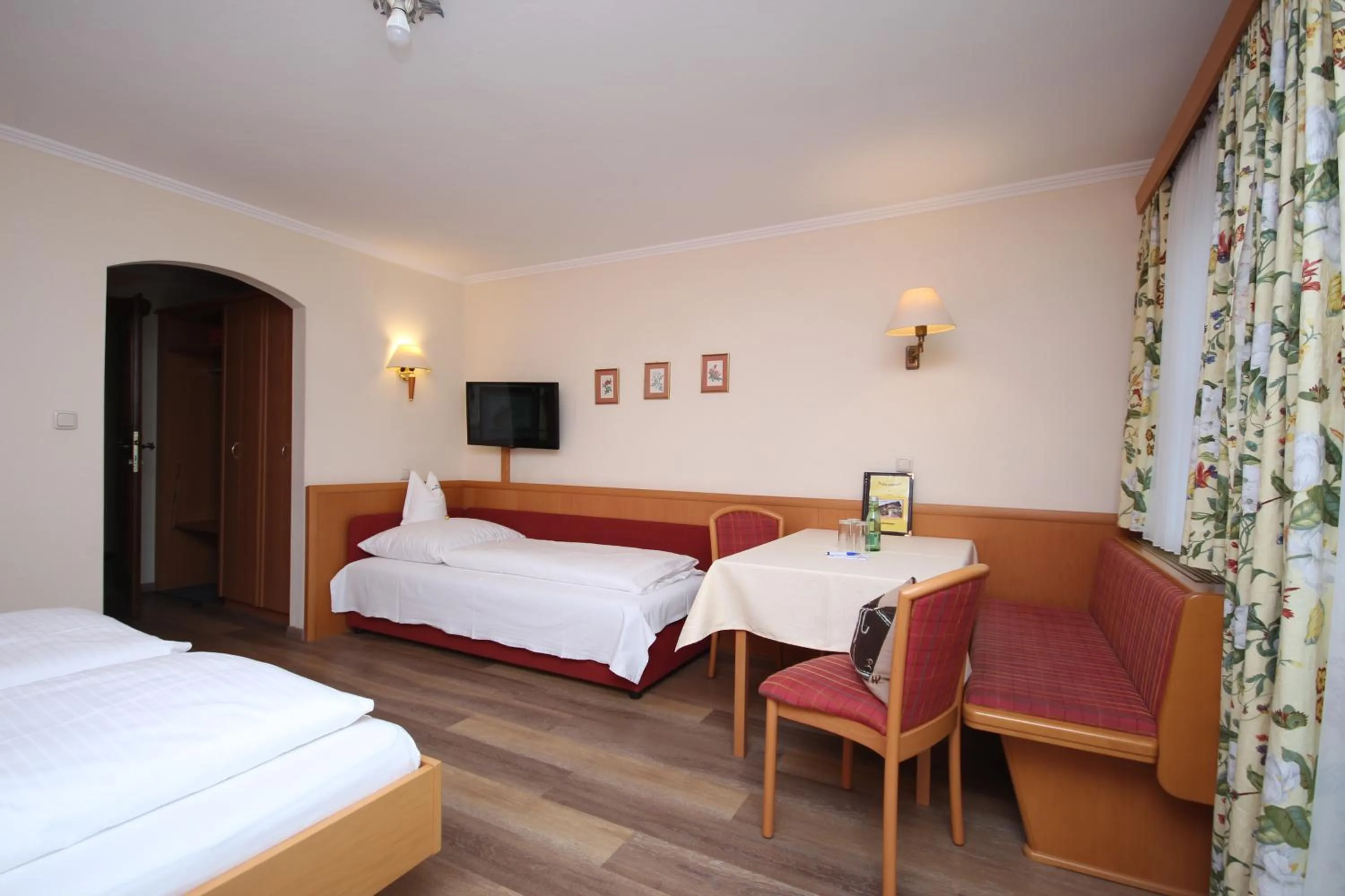 Photo of the whole room, Bed in Hotel-Garni Schernthaner