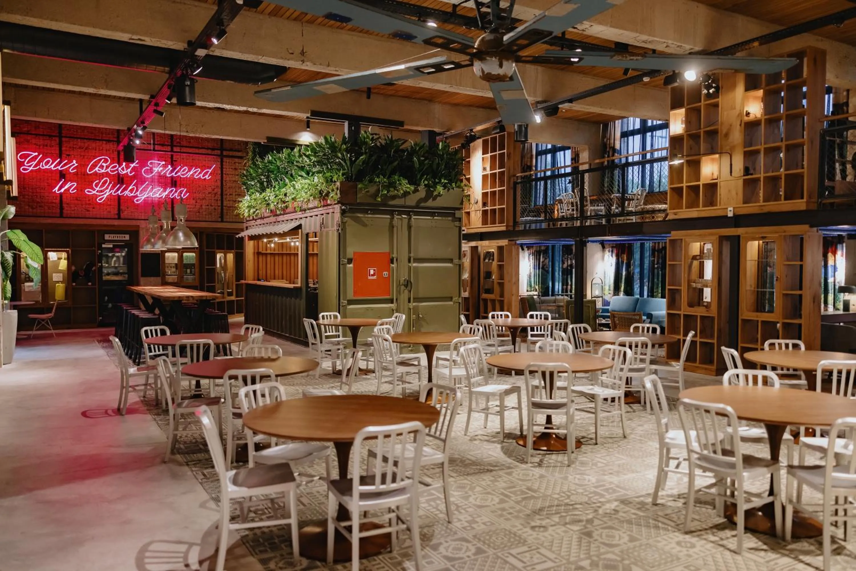 Restaurant/places to eat in ONE66 Hotel