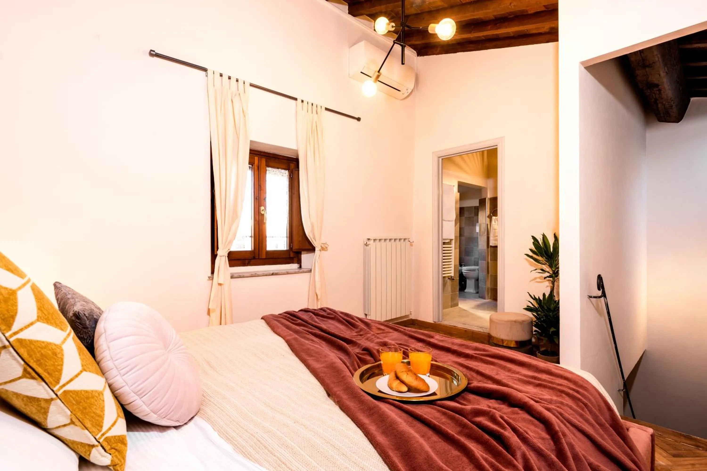 Bedroom, Bed in Elegant and historic 3-Bedroom in city center -By LikeHomeFlorence