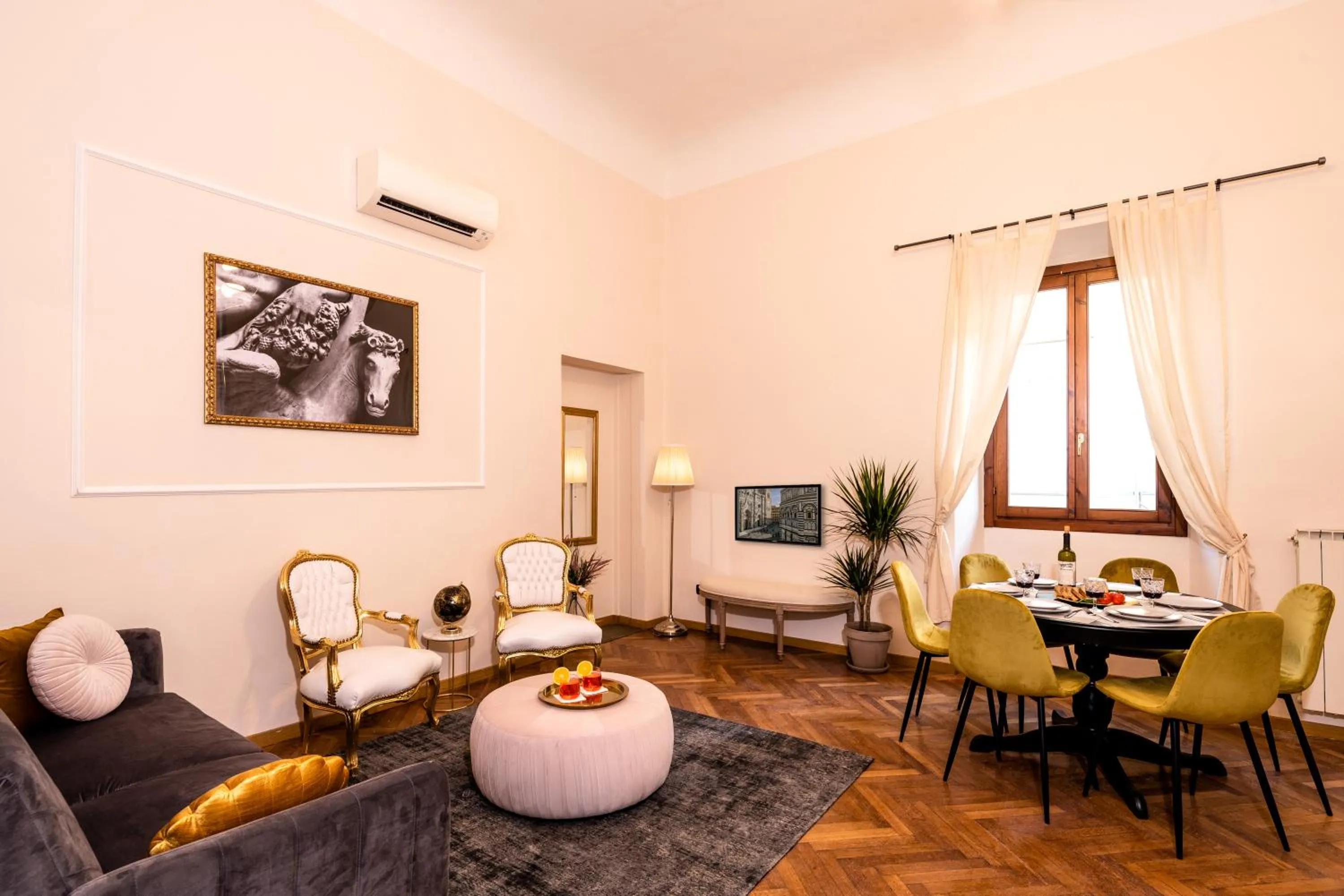 Living room in Elegant and historic 3-Bedroom in city center -By LikeHomeFlorence