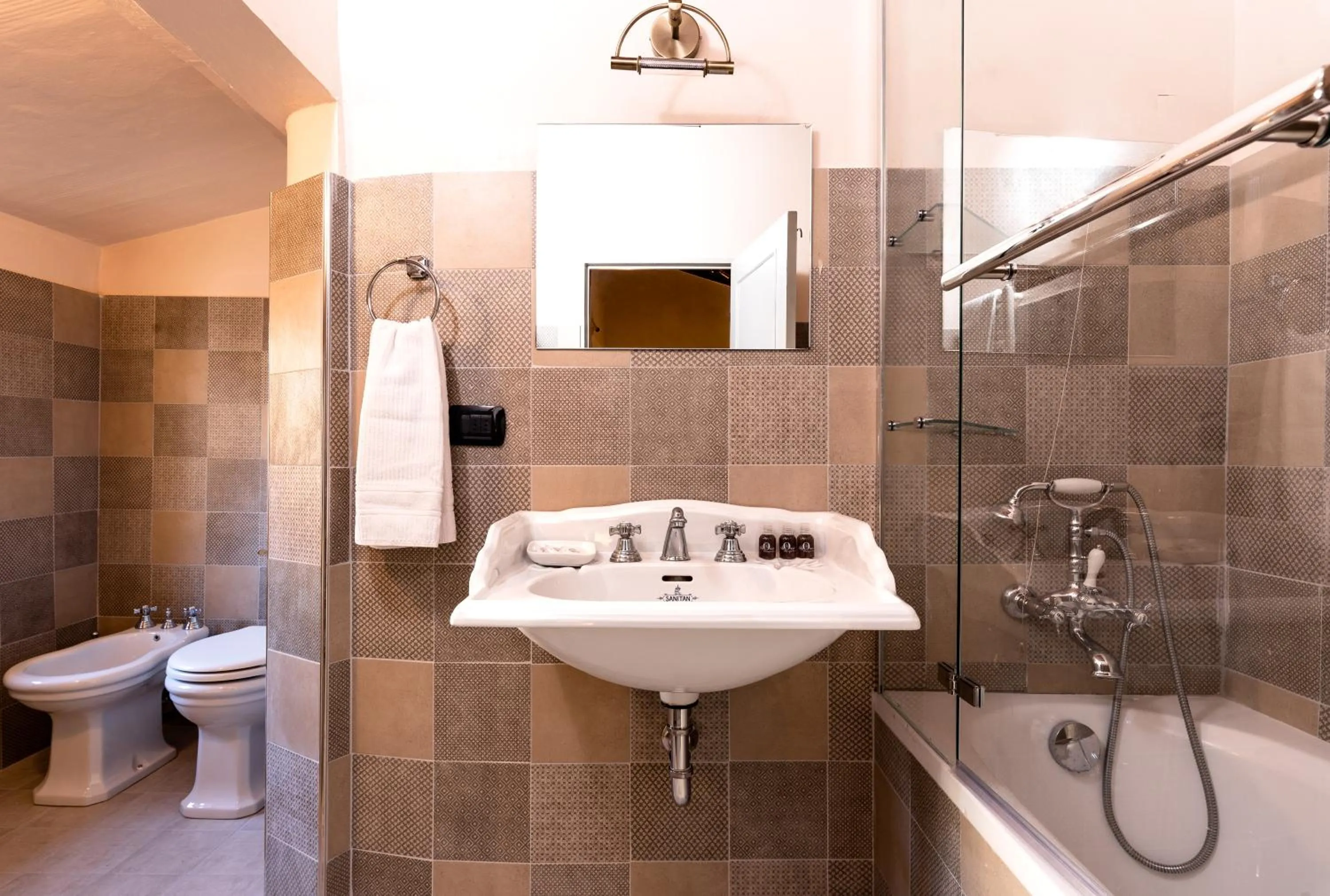 Bathroom in Elegant and historic 3-Bedroom in city center -By LikeHomeFlorence