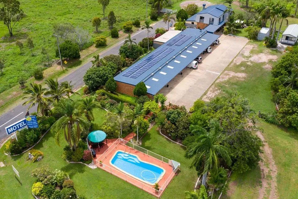 Swimming pool in Benaraby Hilltop MotorInn