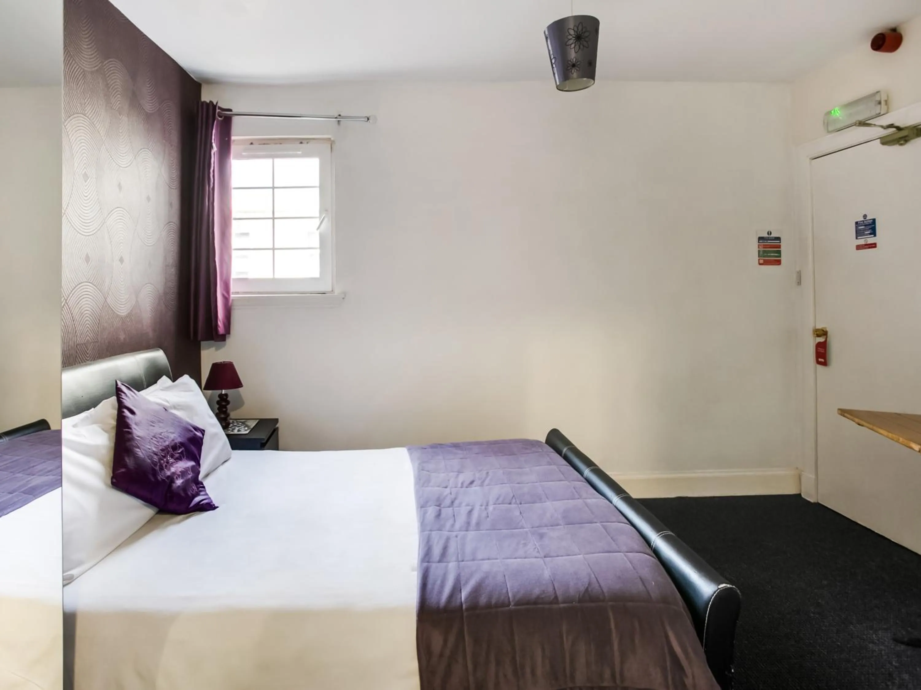 Bedroom, Bed in OYO Gin House Hotel