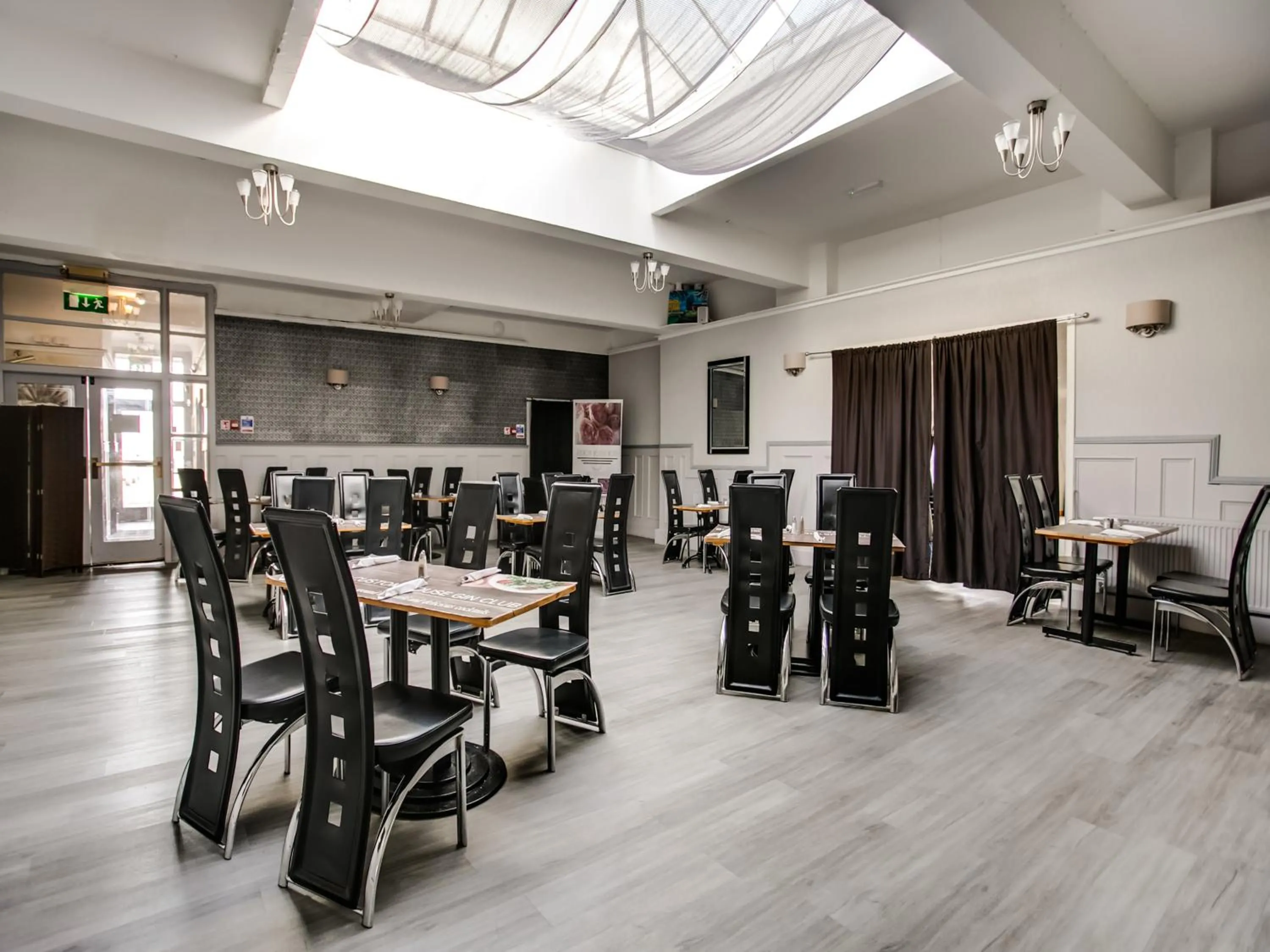 Restaurant/places to eat in OYO Gin House Hotel