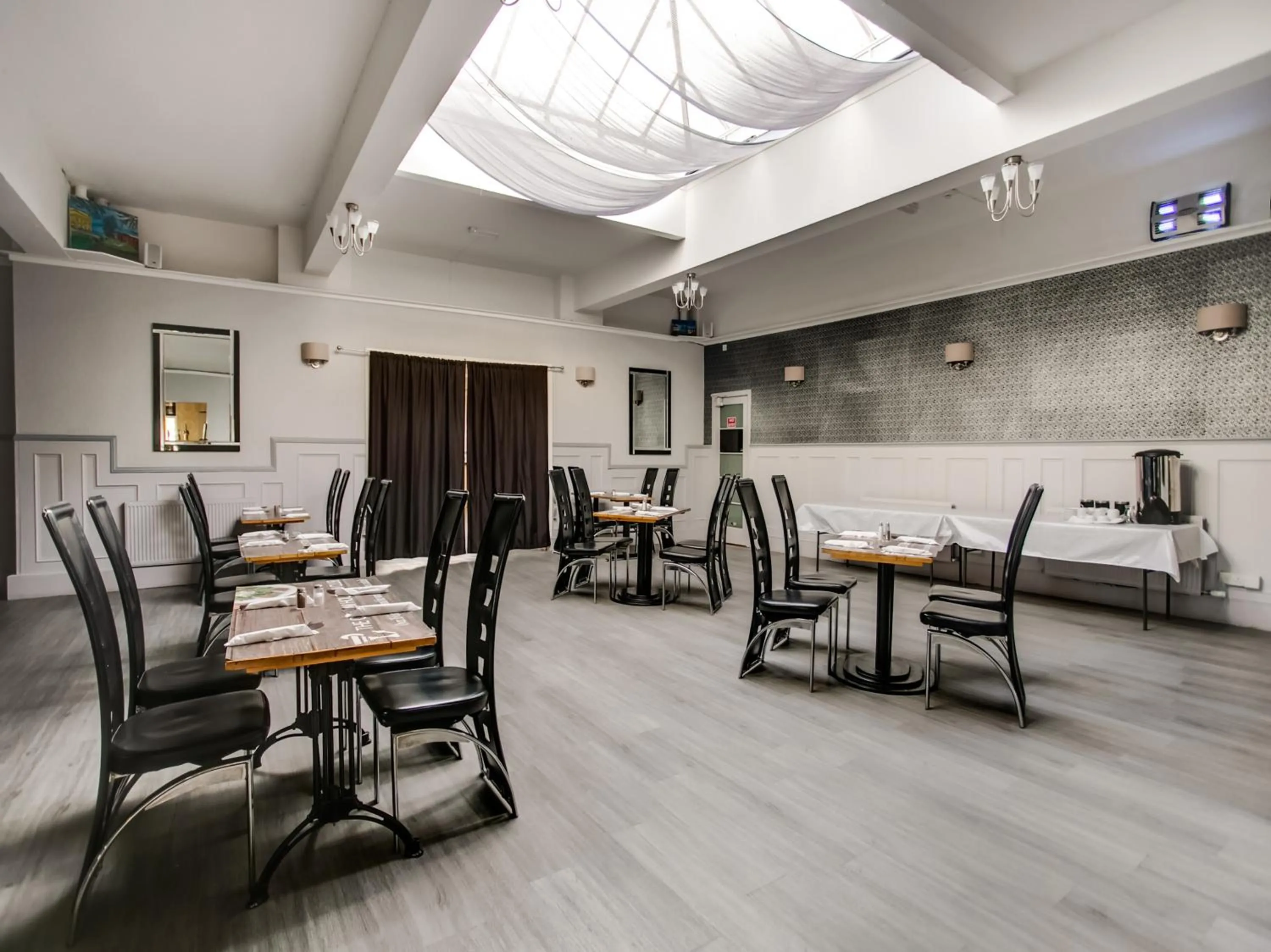 Restaurant/places to eat in OYO Gin House Hotel