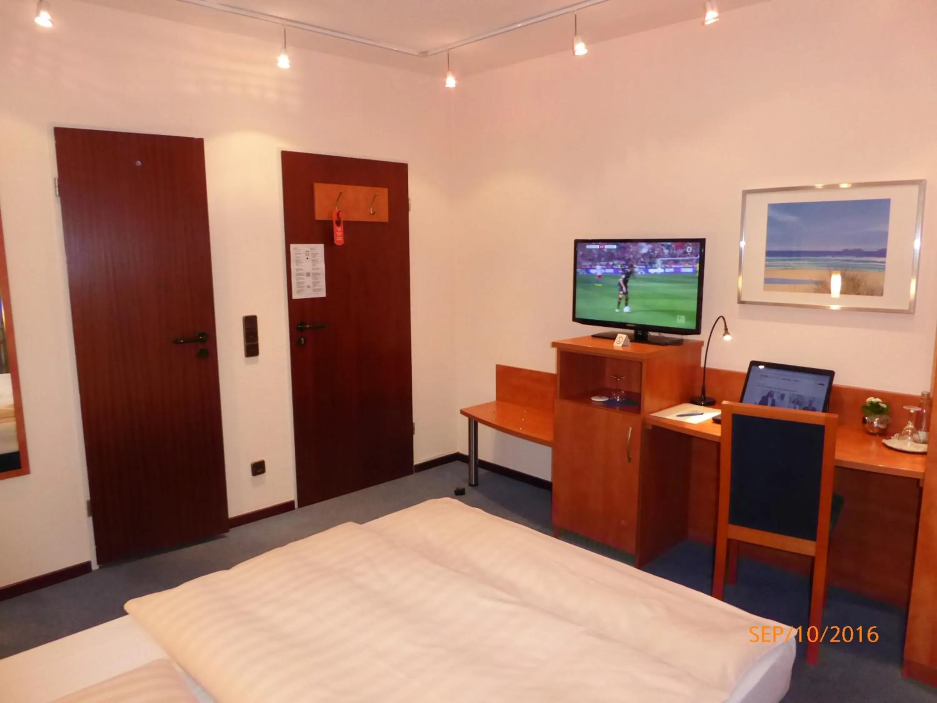 Photo of the whole room, Bed in Astoria Hotel