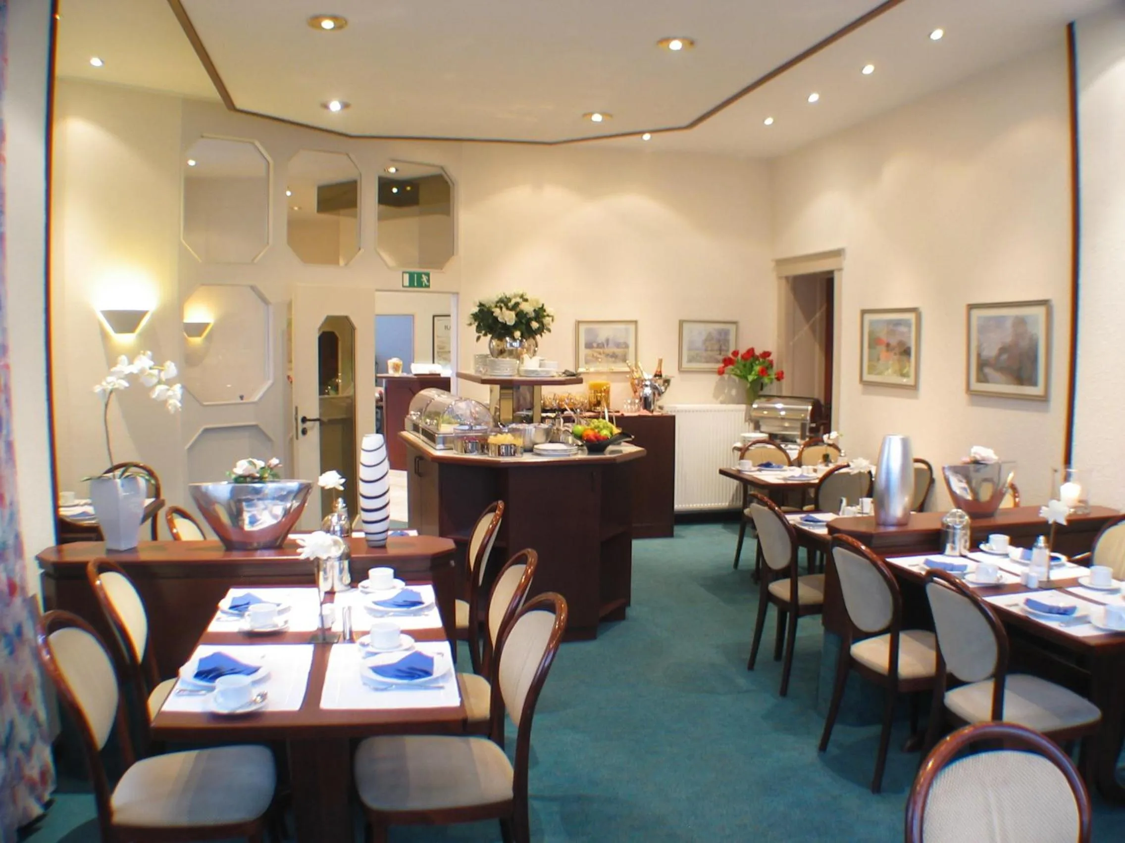 Restaurant/places to eat in Astoria Hotel