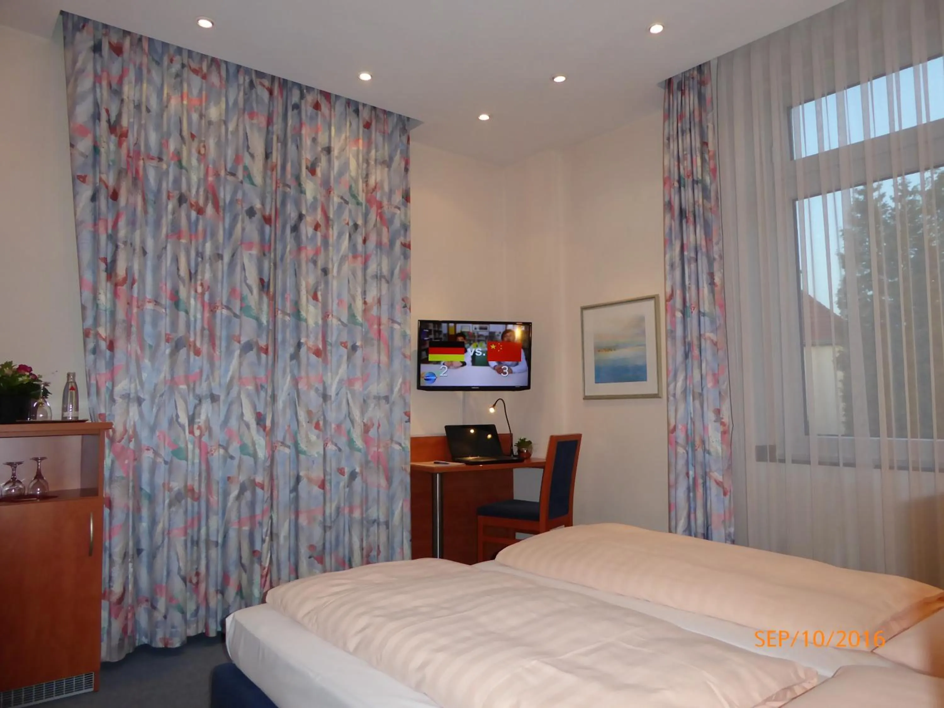 Photo of the whole room, Bed in Astoria Hotel