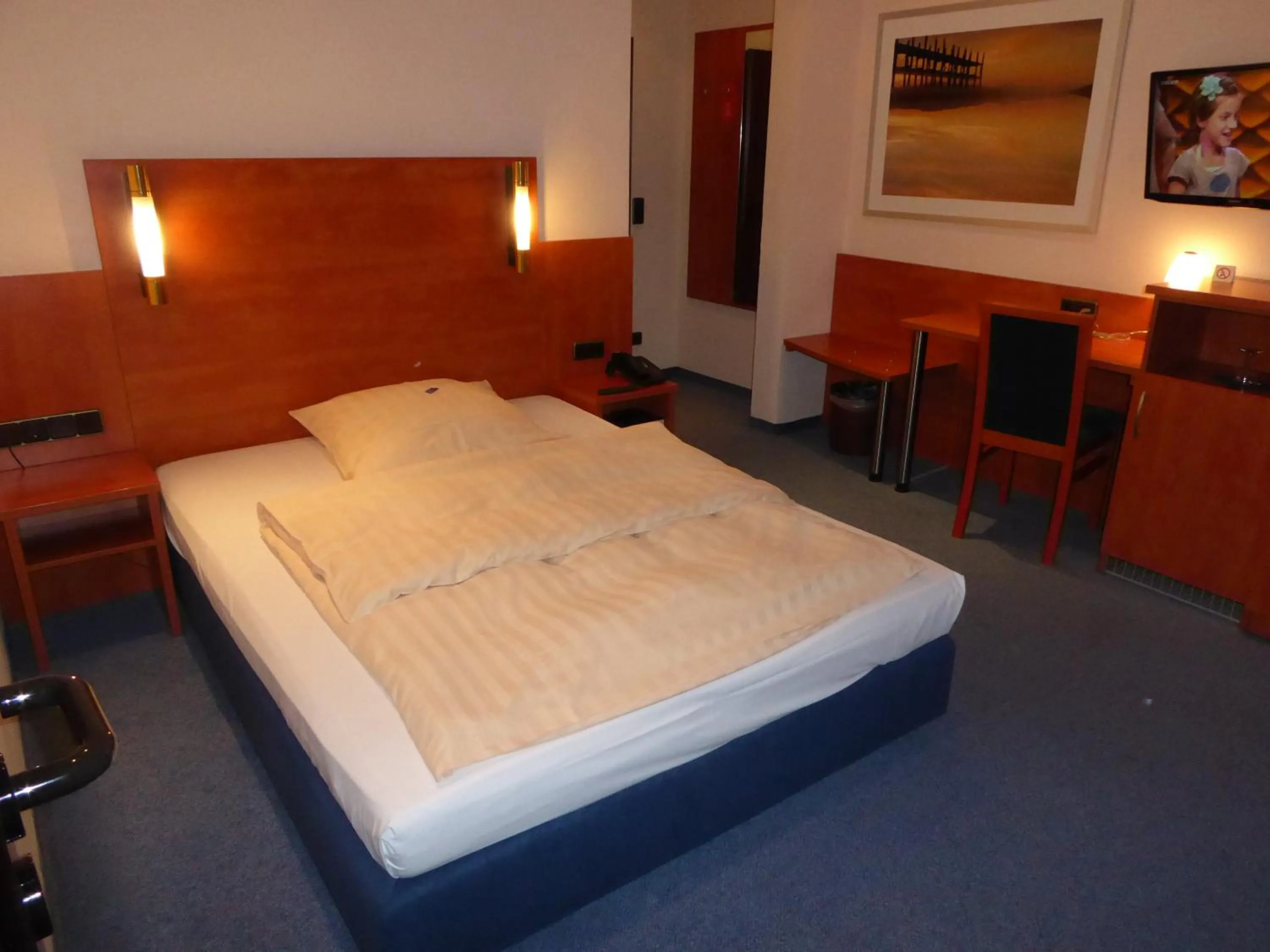 Photo of the whole room, Bed in Astoria Hotel