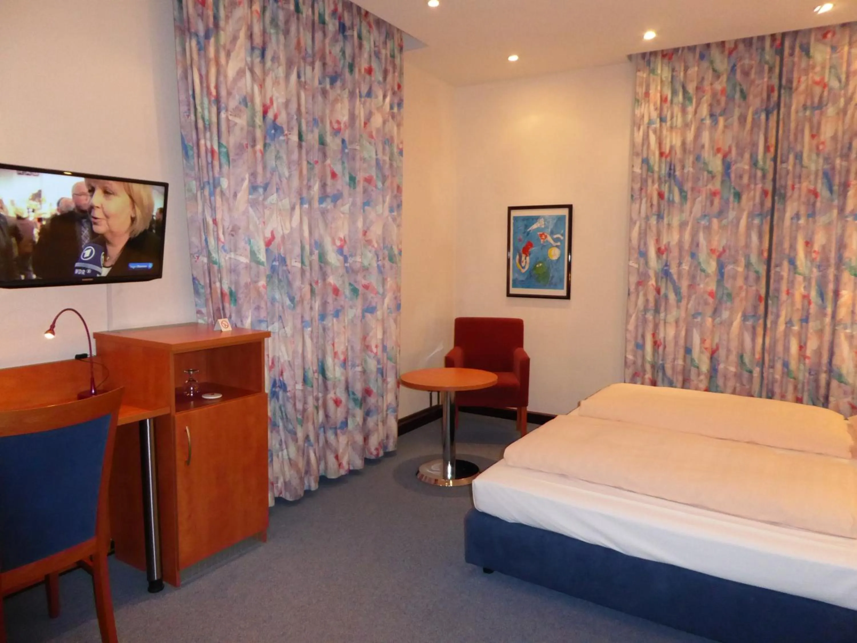 Photo of the whole room, Bed in Astoria Hotel