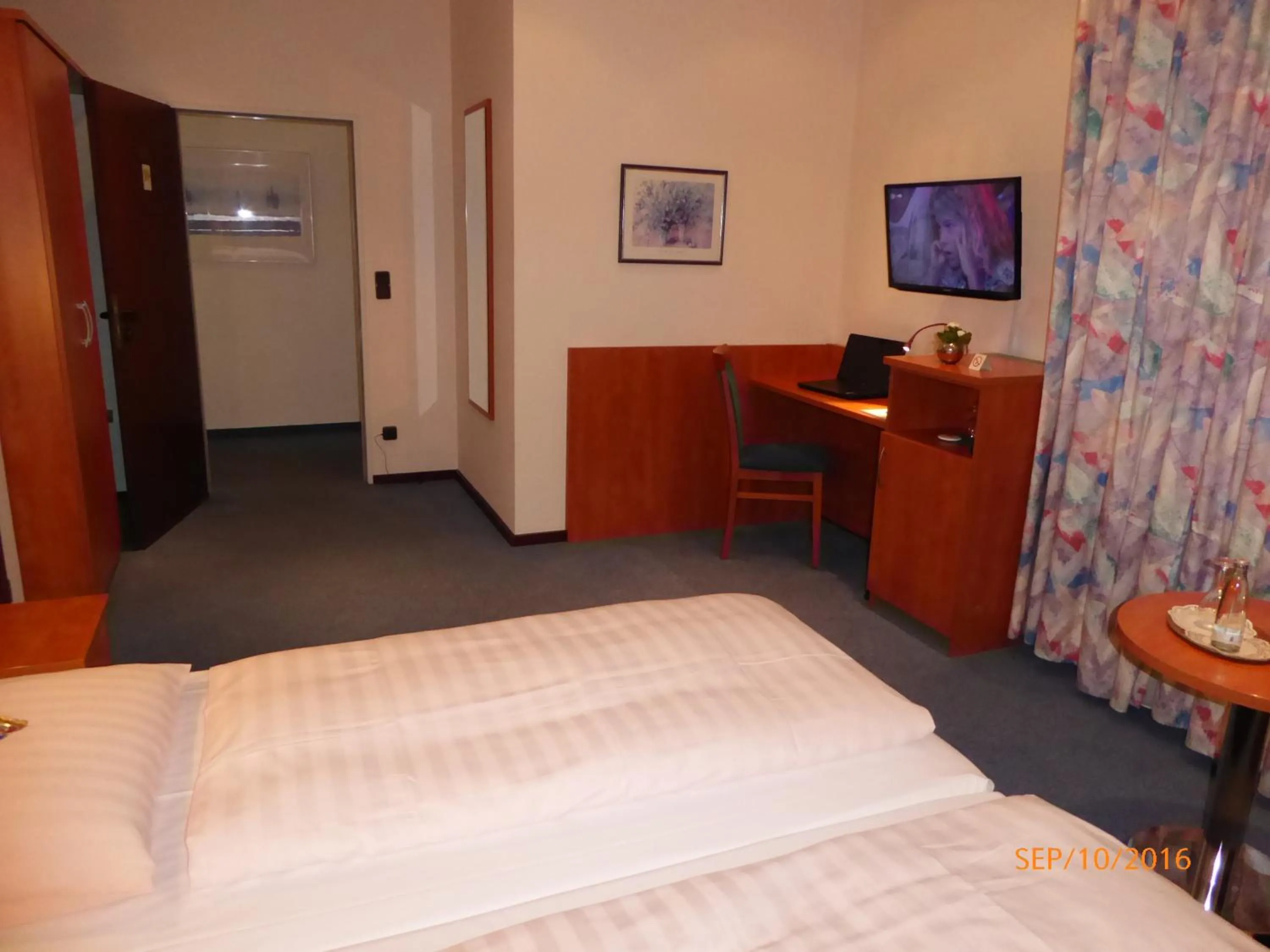 Photo of the whole room, Bed in Astoria Hotel