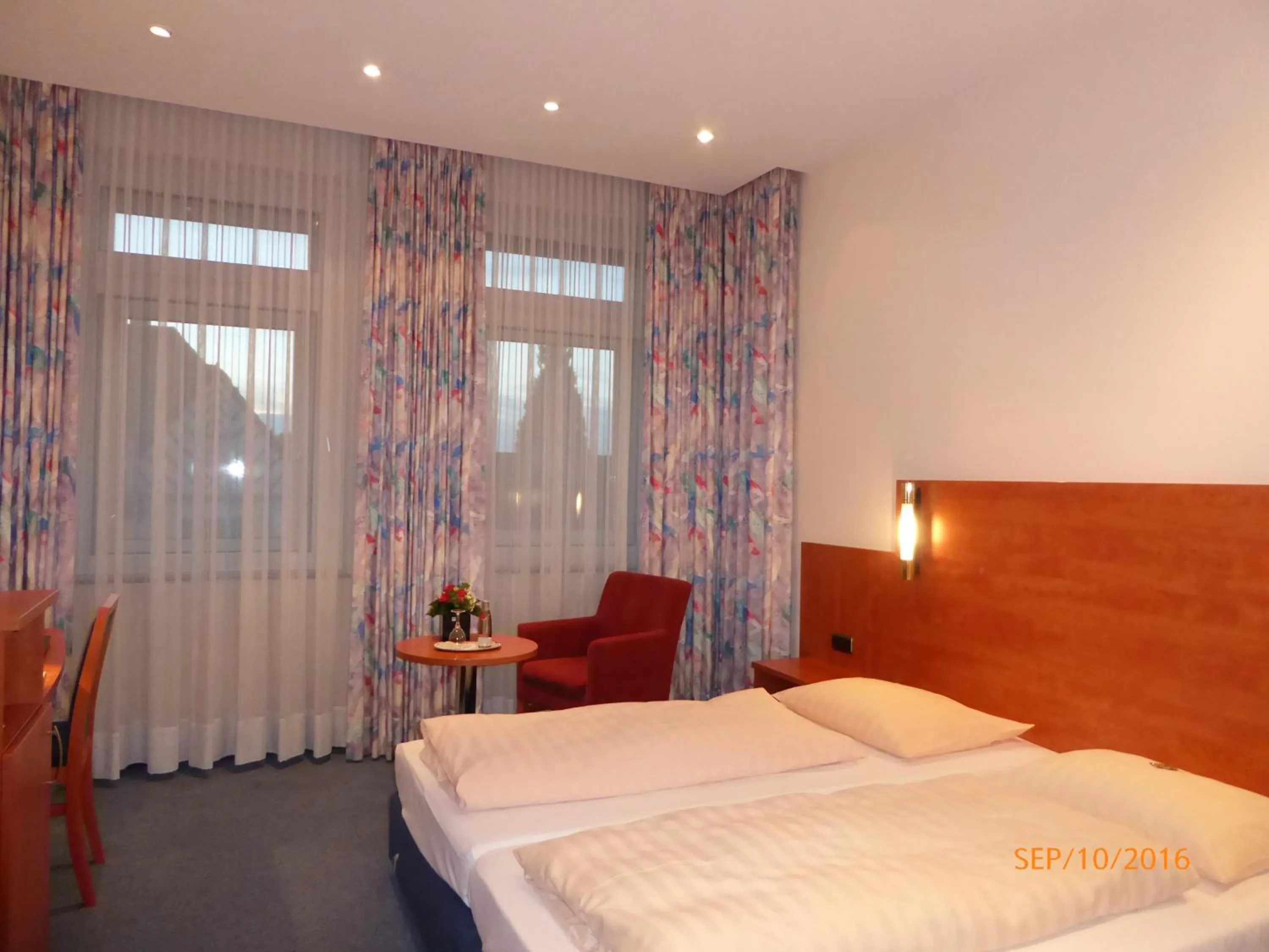 Photo of the whole room, Bed in Astoria Hotel