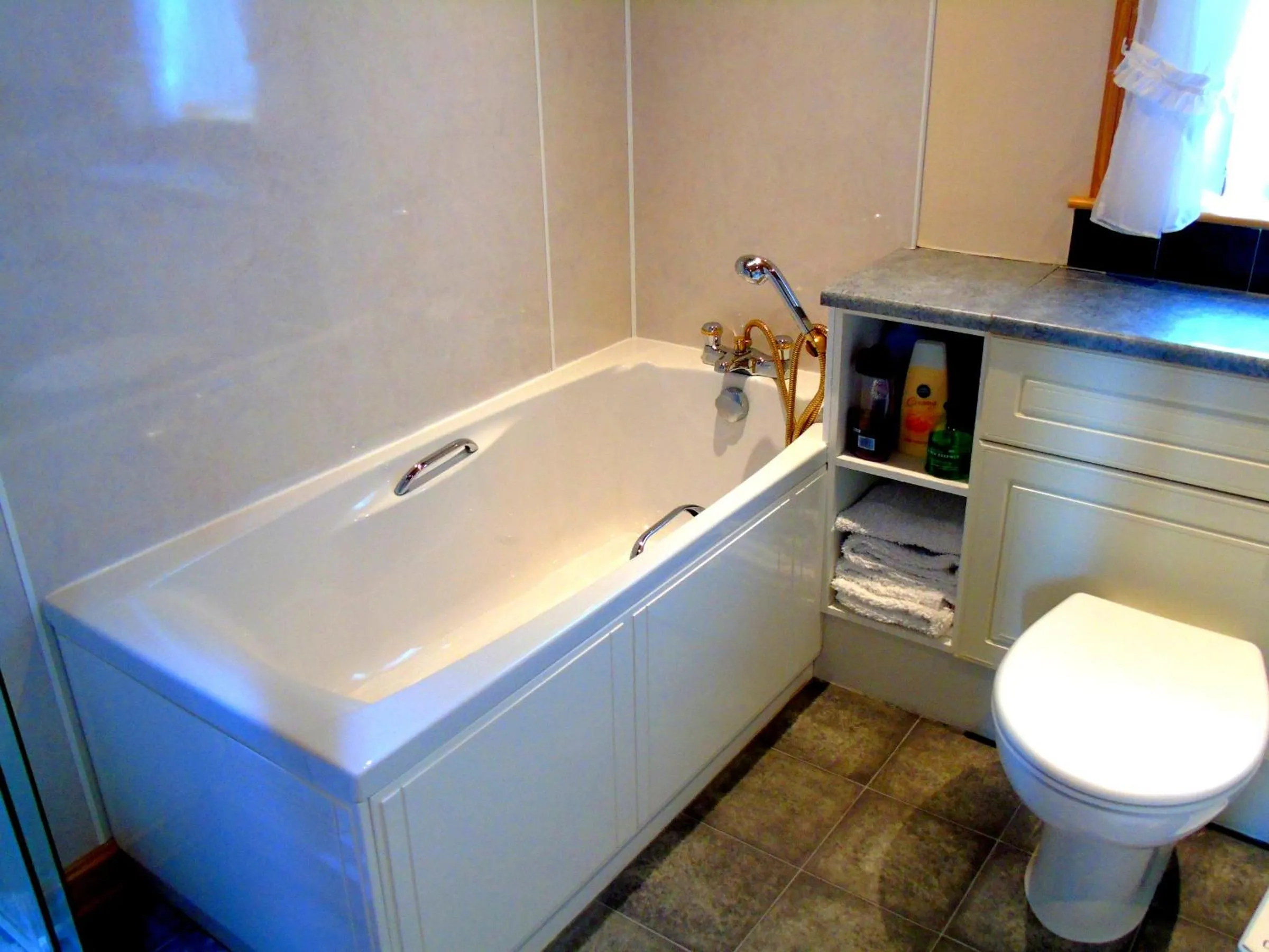 Bathroom in Jomarnic B&B