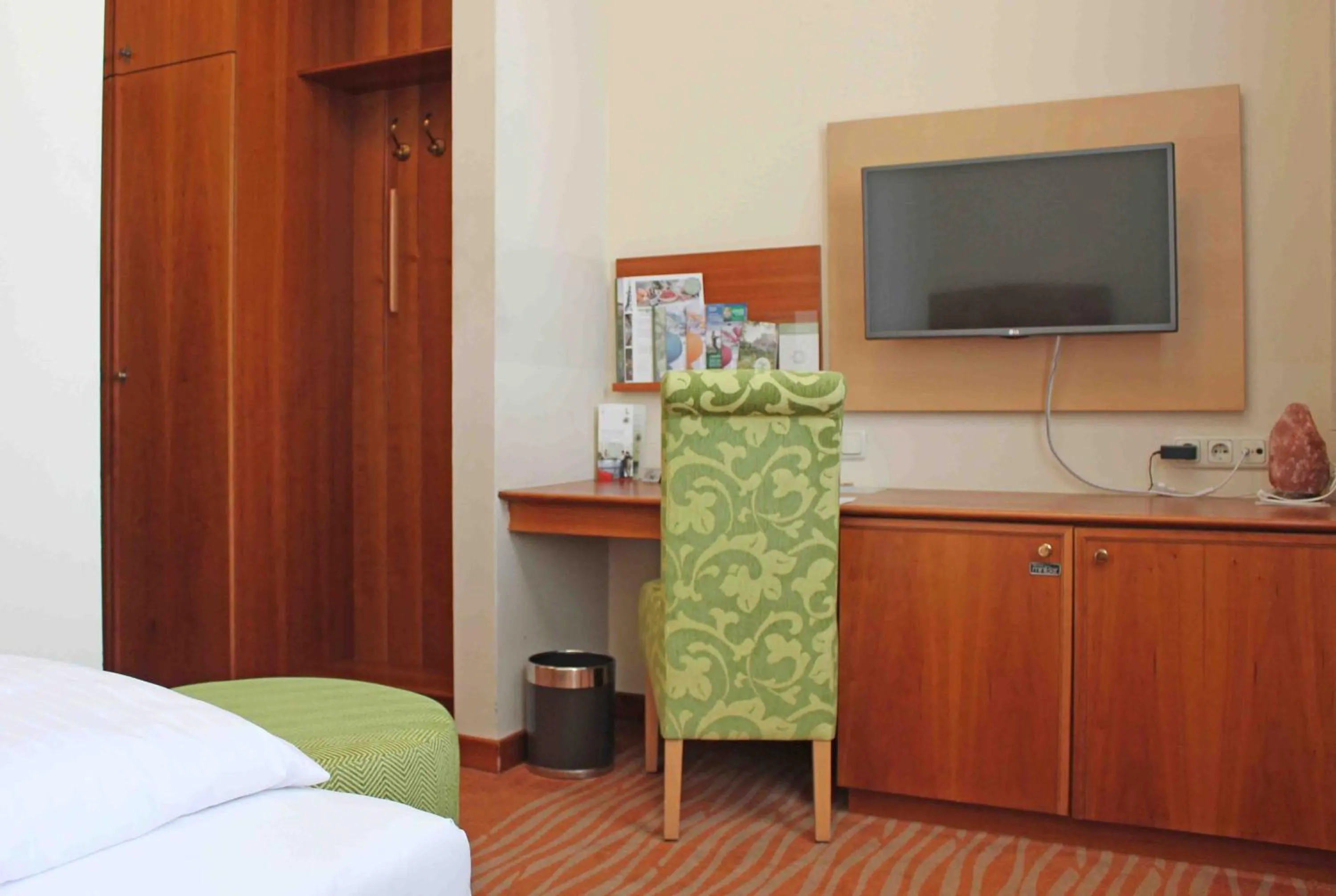 TV and multimedia, Bed in Garten-Hotel Ochensberger