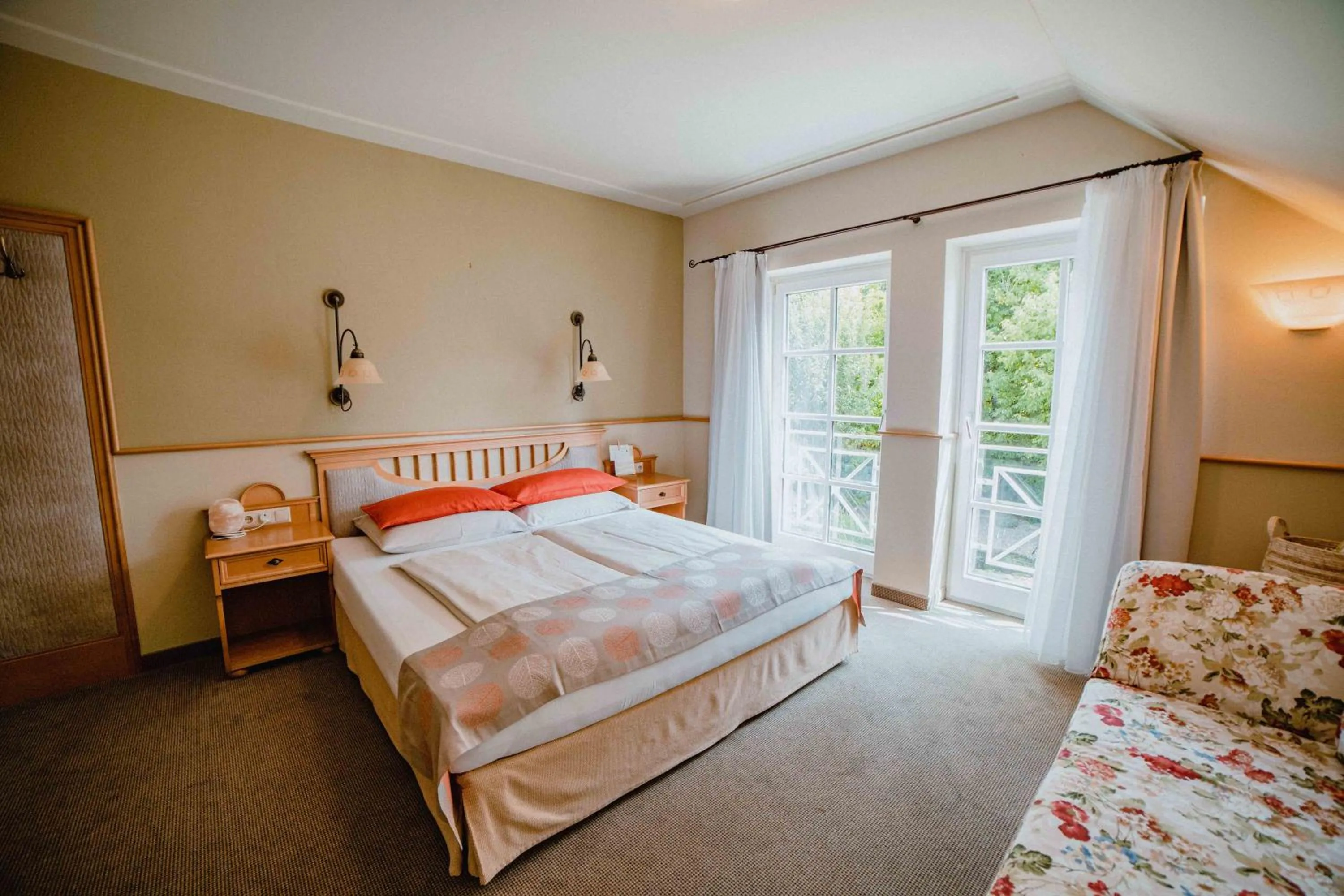 Bed in Garten-Hotel Ochensberger