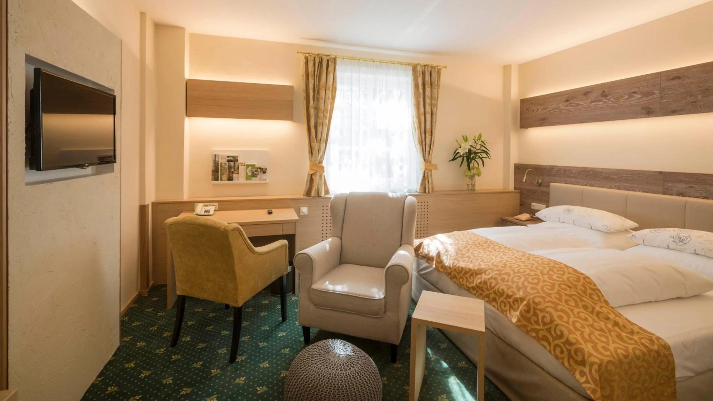 Photo of the whole room, Bed in Garten-Hotel Ochensberger