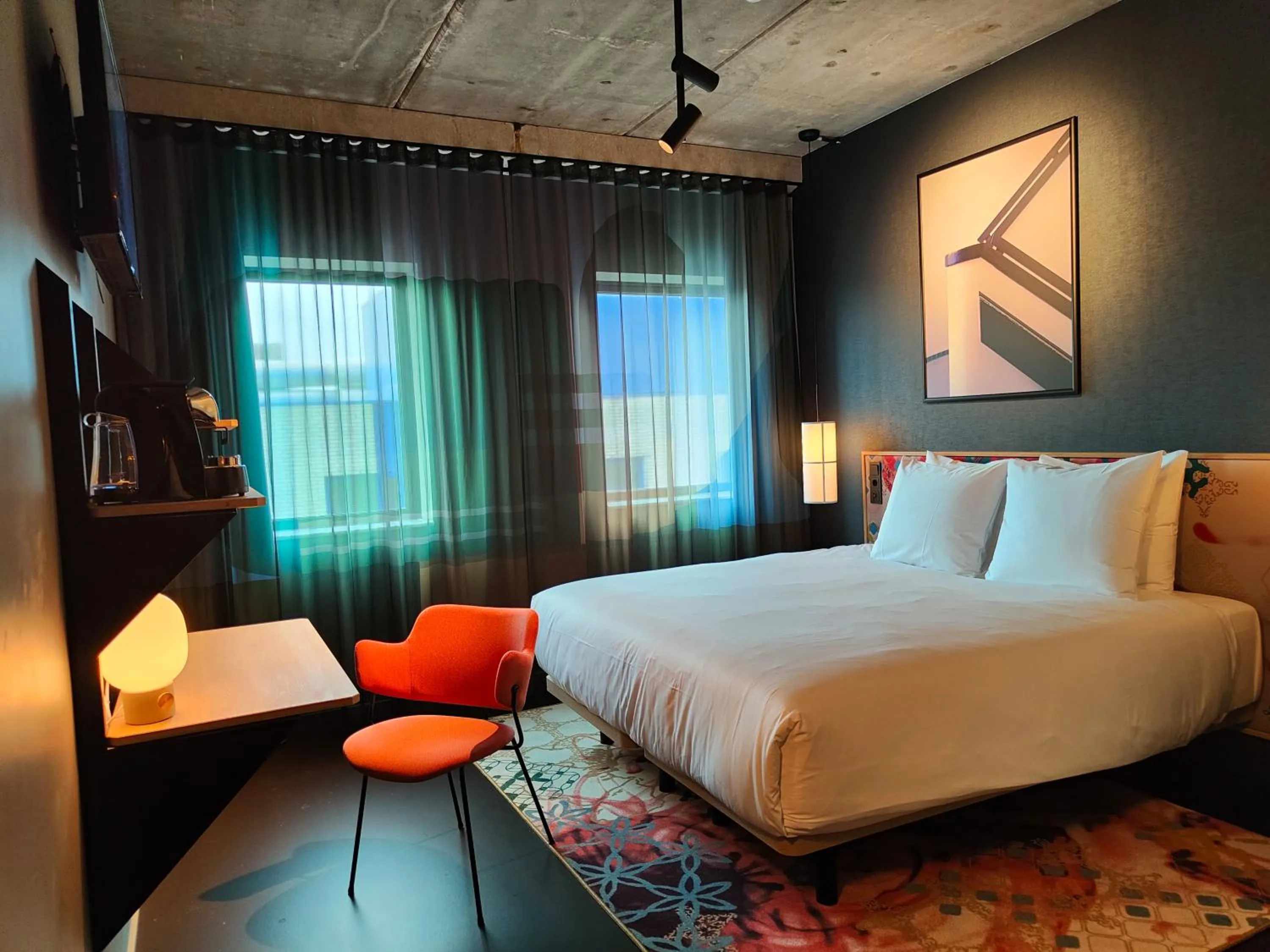Seating area, Bed in The Florian Amsterdam Schiphol Airport, WorldHotels Crafted