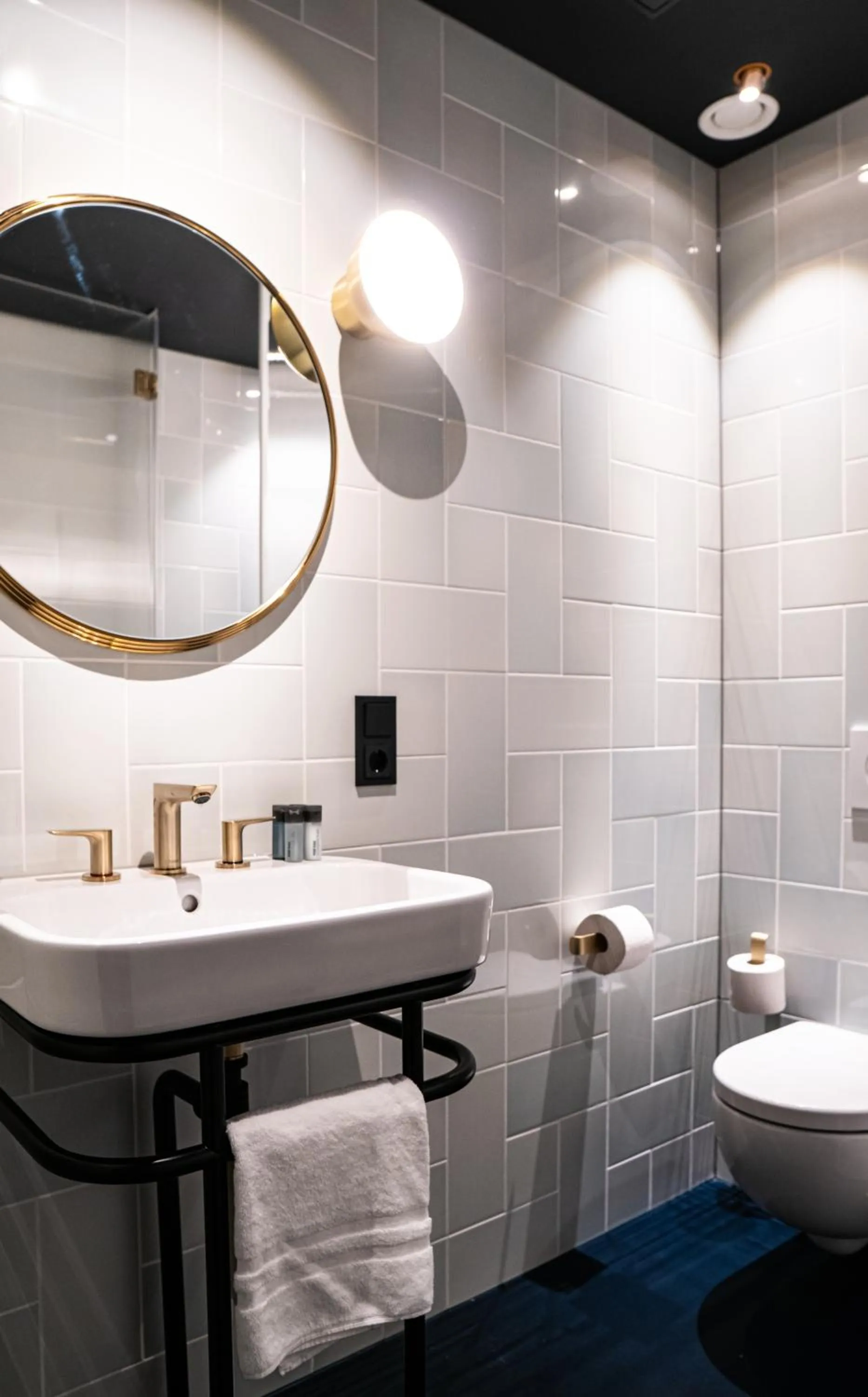 Bathroom in The Florian Amsterdam Schiphol Airport, WorldHotels Crafted