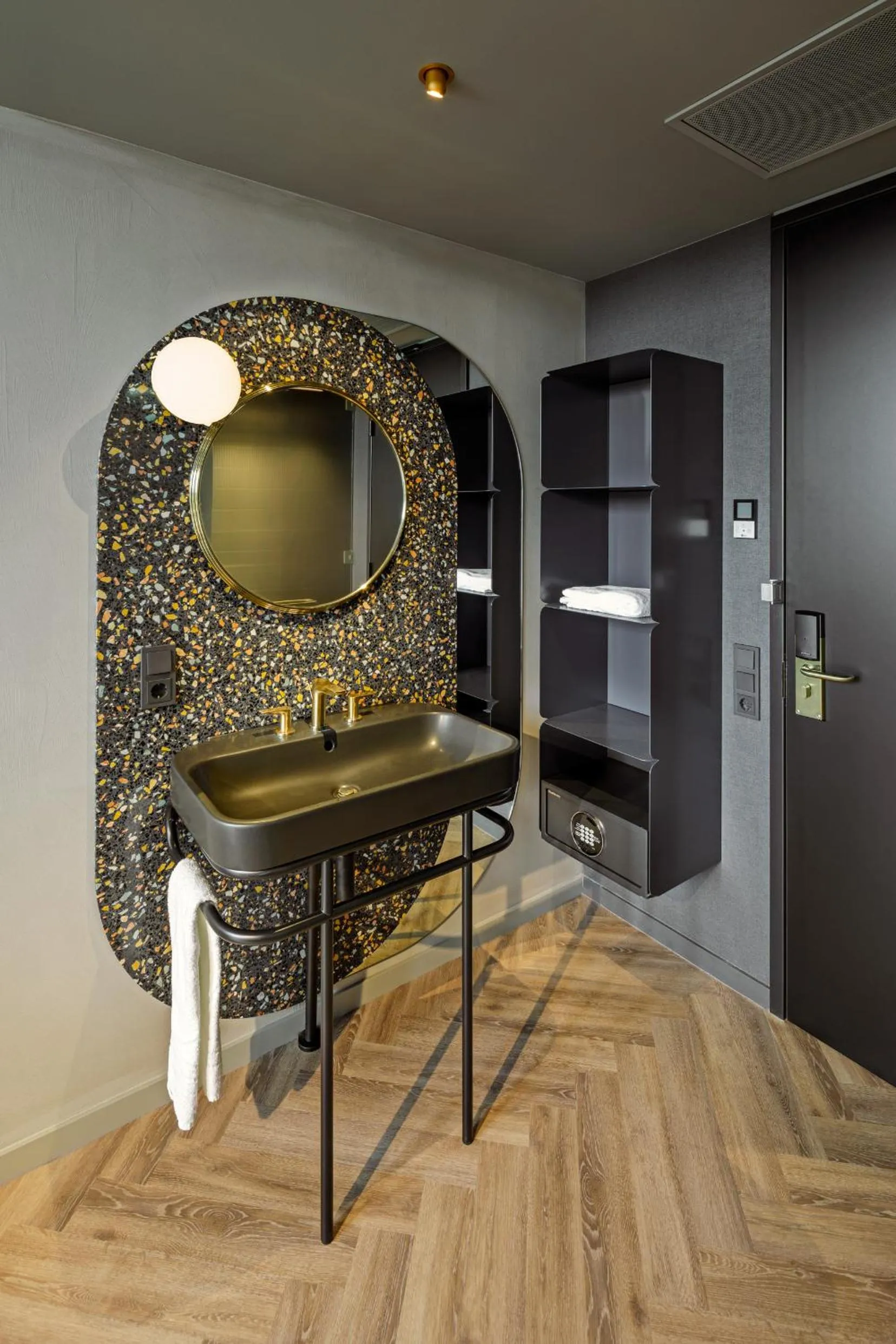 Bathroom in The Florian Amsterdam Schiphol Airport, WorldHotels Crafted