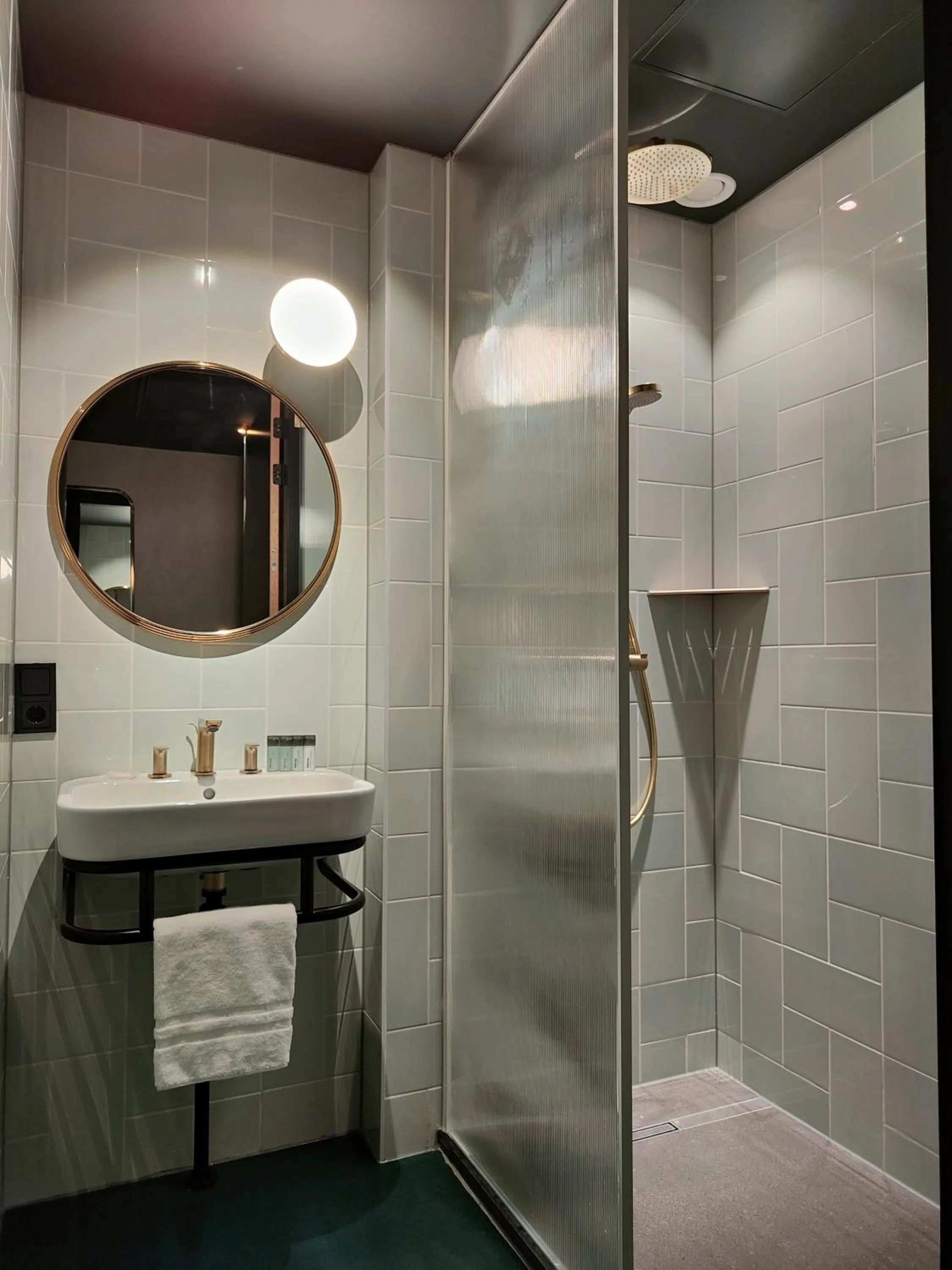 Shower in The Florian Amsterdam Schiphol Airport, WorldHotels Crafted